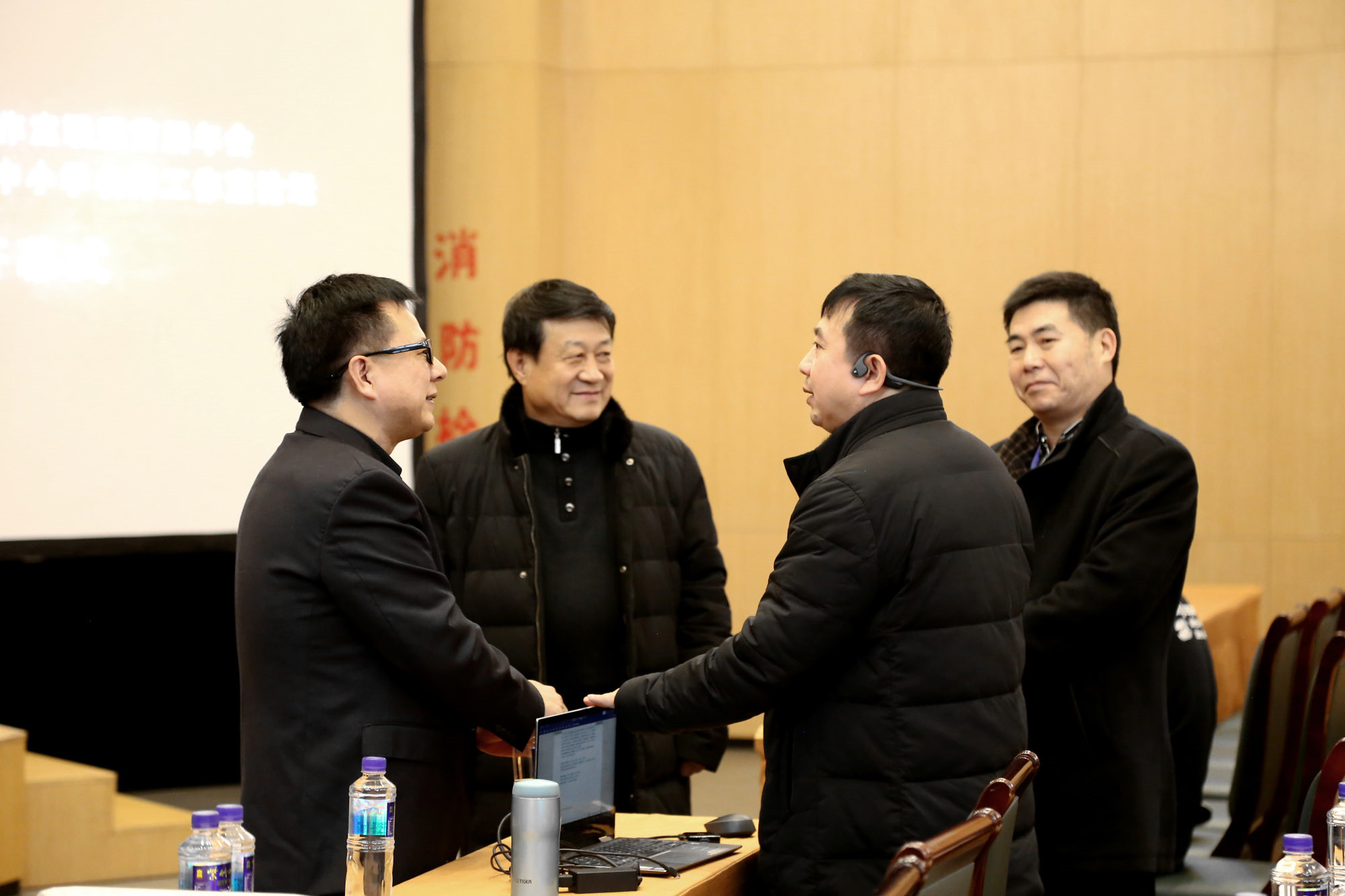 學(xué)習(xí)間隙，院長(zhǎng)朱孝忠，銀川教育科學(xué)研究所所長(zhǎng)蘆葦、研究院專家沈明德，與樂(lè)山市教科所所長(zhǎng)許澤能所長(zhǎng)就教育教研轉(zhuǎn)型及科研課題工作的開(kāi)展進(jìn)行了交流。