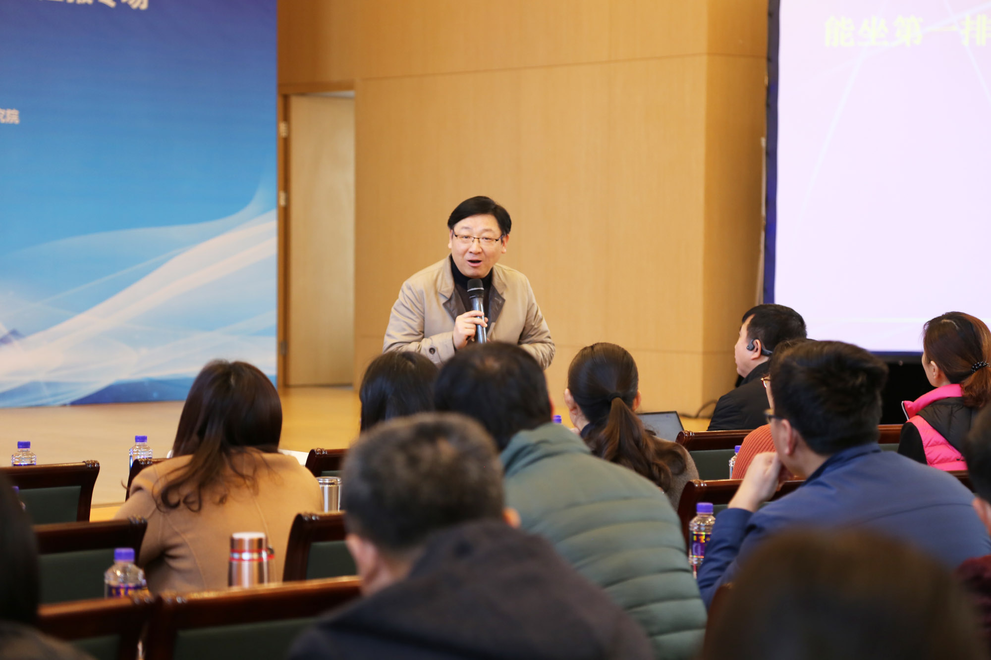 參會(huì)學(xué)員的求知欲望，更激發(fā)了授課老師傳授知識(shí)的激情熱情。