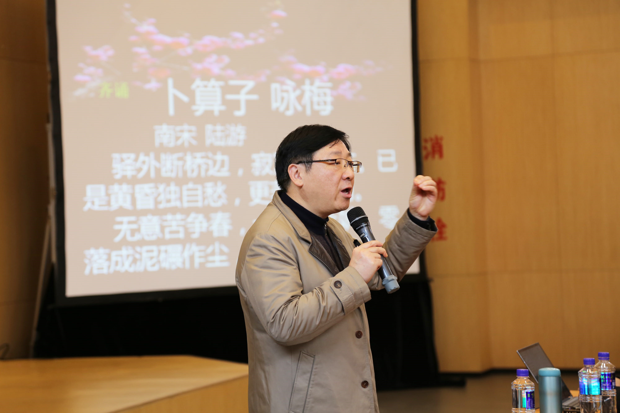 7整個(gè)授課過(guò)程，一首首詩(shī)句、詞賦，不一樣建構(gòu)，引經(jīng)據(jù)典，使人陶冶在博大精深的古代詩(shī)詞的唯美之中。