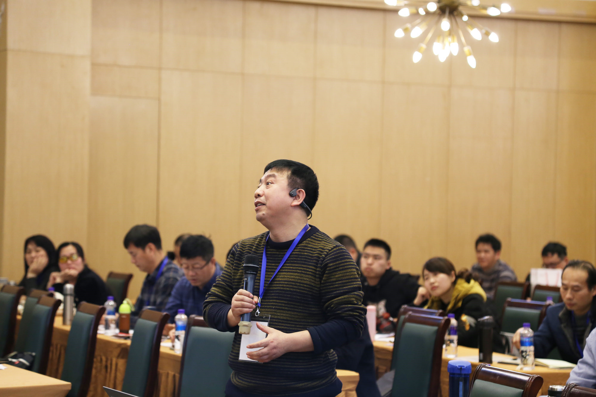 樂(lè)山教科所所長(zhǎng)許澤能學(xué)習(xí)期間參與互動(dòng)。