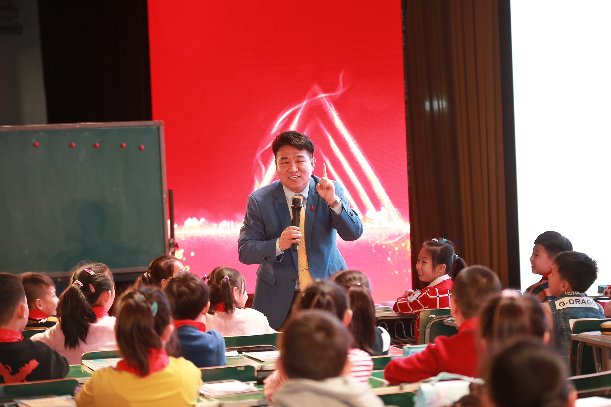 全國著名特級教師徐長青校長親自為大家呈現(xiàn)了小學(xué)三年級數(shù)學(xué)《重疊問題》一課，徐校長幽默、大氣、清新、簡約的教學(xué)風(fēng)格折服了會場每一位教育人。徐校長為大家進(jìn)行的《簡約教育的思與行》專題報告，全面細(xì)致地詮釋了簡約教學(xué)的特點、特色及核心思想。