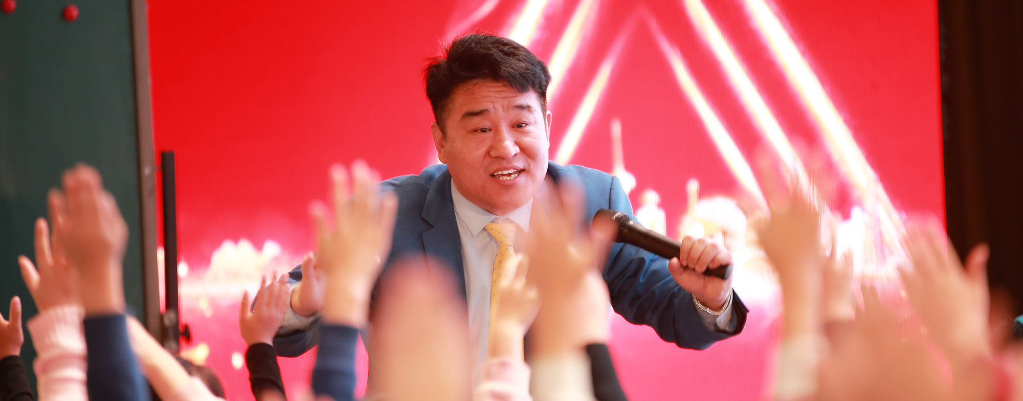 本次高峰論壇，通過教師朗讀者、成果交流、經(jīng)驗匯報，活動展示、專家引領(lǐng)、對話分享和現(xiàn)場執(zhí)教多種方式，全面展示了新時代教師的師德水平和業(yè)務(wù)能力。與會教師紛紛表示，教師是人類靈魂的工程師，是人類文明的傳承者，塑造新時代教師形象，培養(yǎng)學(xué)生的重任落到我們肩頭，因而把立德樹人工作一定融入到教學(xué)工作中。