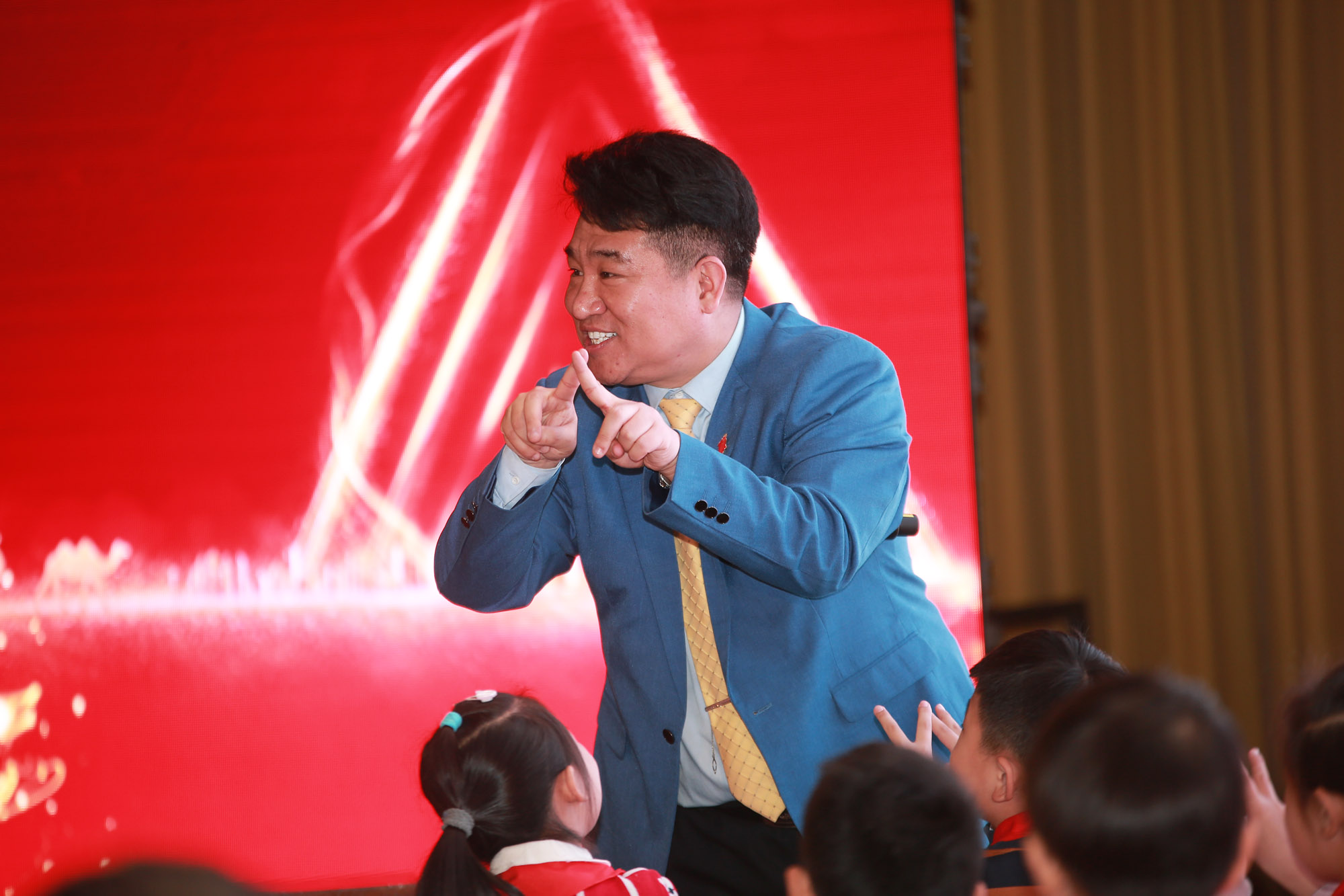 徐長青所研究的課題簡約教學(xué)模式是經(jīng)過近十幾年的實踐摸索得出的一整套完整，完善的數(shù)學(xué)教學(xué)模式。簡約教學(xué)模式的主要教學(xué)理念中有三不原則，分別是： 即學(xué)生會的，教師不講；學(xué)生自己能學(xué)會的，教師不講；學(xué)生怎么也學(xué)不會的不講。