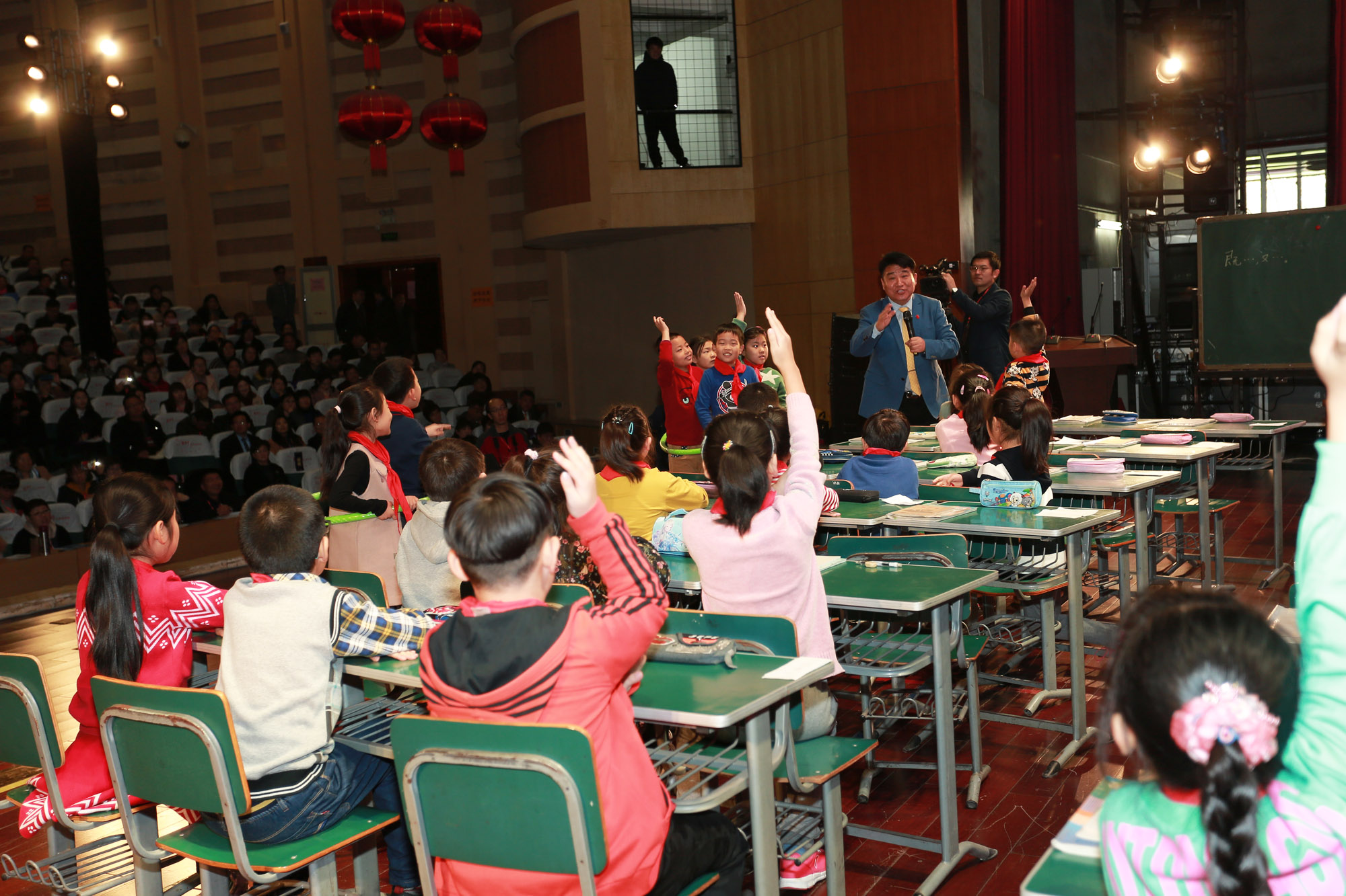 在徐長青的數(shù)學(xué)課堂上，你會發(fā)現(xiàn)很多看似跟數(shù)學(xué)，跟教學(xué)不相干的道具出現(xiàn)在教室里，徐長青正是用這些看似不相干的道具來引導(dǎo)學(xué)生，啟發(fā)學(xué)生，讓學(xué)生主動去探索，思考，進(jìn)而自己將數(shù)學(xué)答案找出來。而這樣學(xué)到的知識是永遠(yuǎn)不會忘的，學(xué)生也會做出舉一反三，從而獲得更多的知識，他創(chuàng)造的，“退、退、退；進(jìn)、進(jìn)、進(jìn)；回頭看，找規(guī)律”的方法就是很好的引導(dǎo)學(xué)生自主解決問題的同時，也讓學(xué)生學(xué)會了解決問題的辦法。