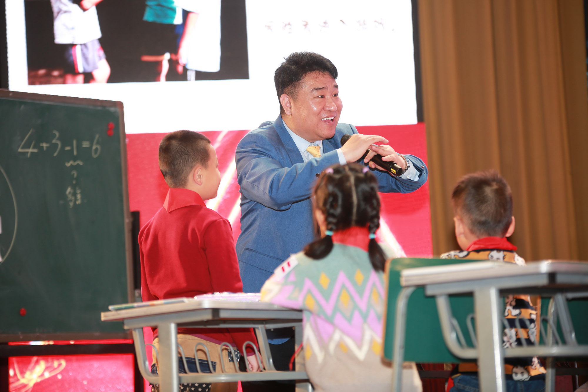 “你的地盤你做主”、“別跟我說，你跟他說”……徐老師躲到屏后，徹底斷了學(xué)生的依賴，讓學(xué)生在絕望中尋求和頓悟“4+3≠7”到“4+3=6”的《重疊問題》。當(dāng)學(xué)生將呼啦圈同時套進(jìn)同一同學(xué)時，全場暴以熱烈掌聲，將整節(jié)課推向了高潮的巔峰！