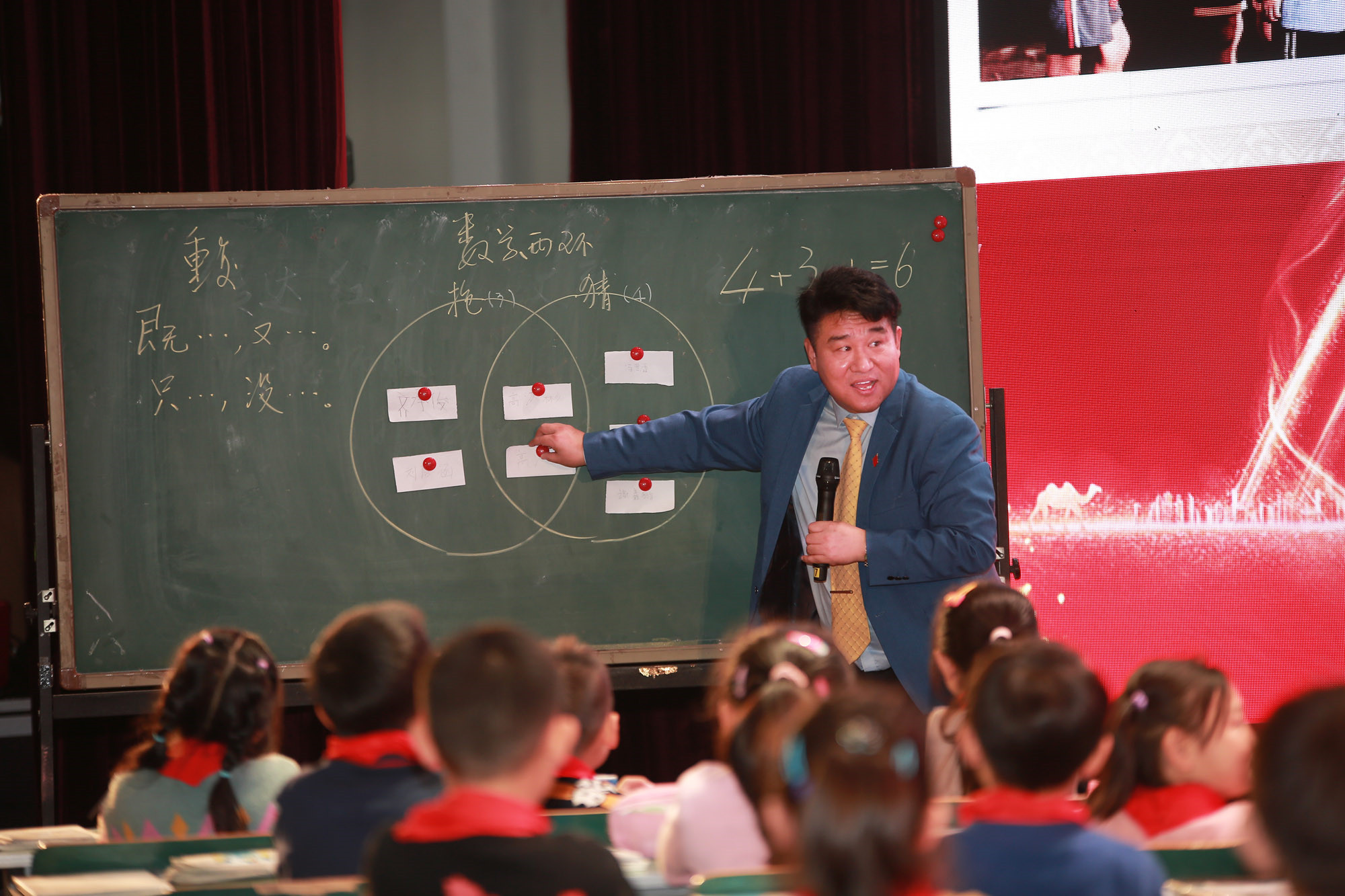 簡約教學(xué)不忘初心，徐長請在演講時這樣總結(jié)他的課題，簡約教學(xué)就是簡簡單單的教、簡簡單單的學(xué)。強調(diào)以“疑”為核心的“生疑、探疑、議疑、解疑、疑疑的五步環(huán)節(jié)，稱為簡約教學(xué)的五疑策略，這個疑字就是我們認(rèn)知的初步和矛盾。