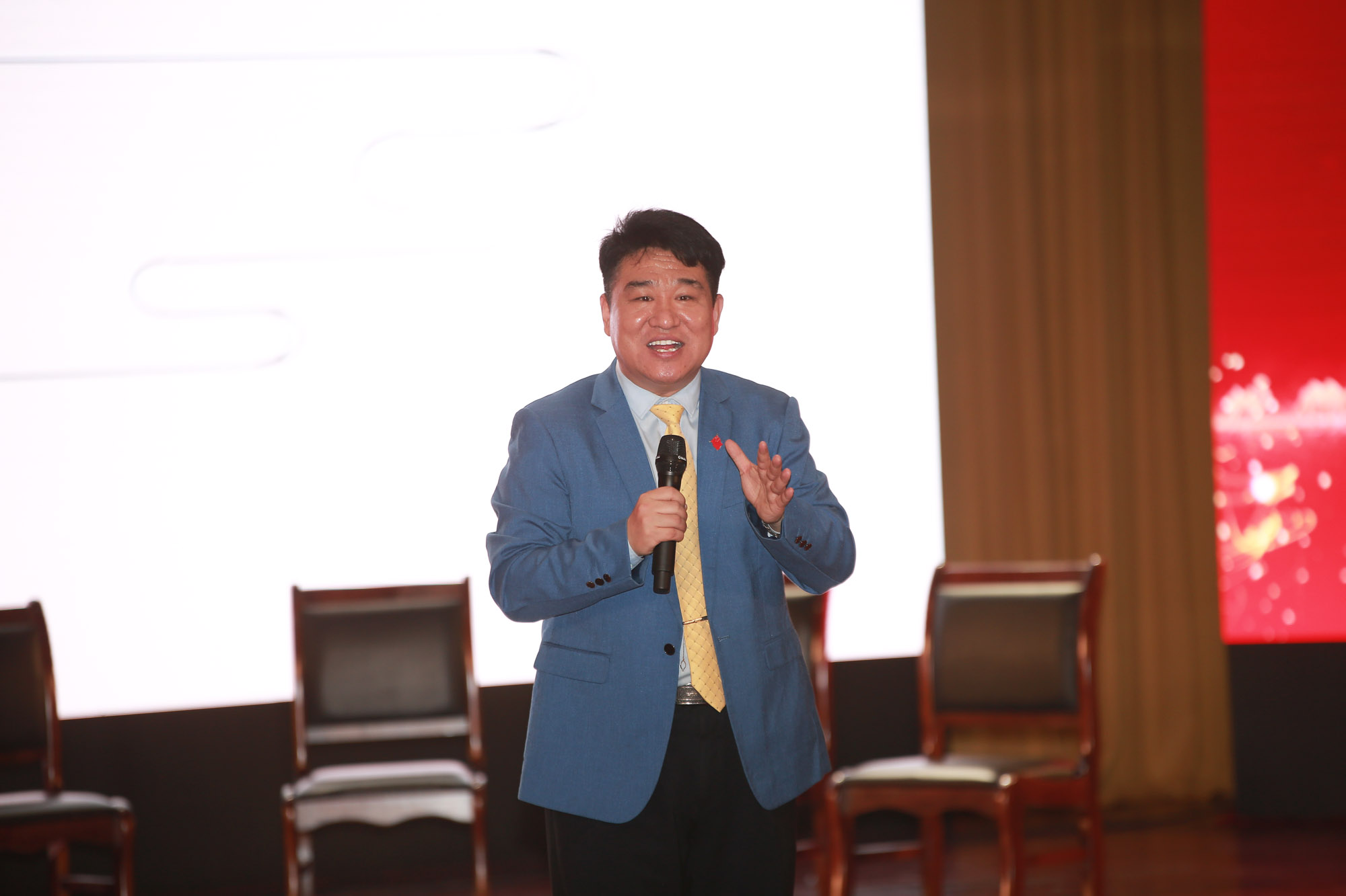如果是一位好老師，你讓學(xué)生何時錯，課上錯，因為我們?yōu)樵\斷而教學(xué)、為改變而教學(xué)、影響而教學(xué)、為糾正而教學(xué)、為學(xué)生明天的發(fā)展而教學(xué)。