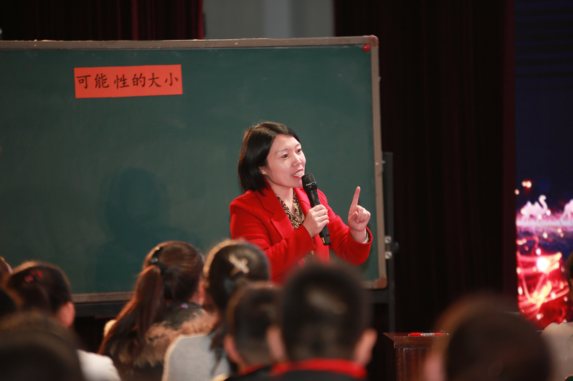 徐長青在教學(xué)中不斷的探索和研究，他說，教育要做復(fù)雜性的思考，簡單的呈現(xiàn)，其中三本之約即本本之約（約內(nèi)容）、生本之約（約學(xué)情）、師本之約（約風(fēng)格），淋漓盡致的彰顯了簡約教學(xué)思想的實質(zhì)和精髓。