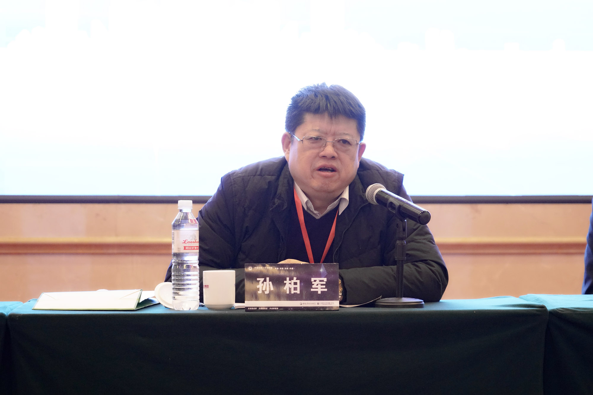 自治區(qū)教研室主任孫柏軍強調，習近平總書記在今年九月十日全國教育大會上提出我們的教育改革發(fā)展要遵循“九個堅持”，要在六個方面狠下功夫，近幾年，黨中央、國務院、教育部出臺了一系列教育改革規(guī)劃綱要和指導意見，從國家層面和、頂層設計，提出改革創(chuàng)新發(fā)展的重要性和重要舉措，指導者教育改革發(fā)展的方向。