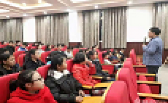 電影放映日活動(dòng)，面對(duì)孩子們一張張期許的面孔，鄭校長(zhǎng)在電影放映之前進(jìn)行了活動(dòng)專題教育。