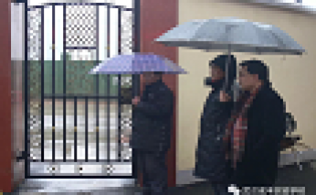 開學(xué)第一天校門口淋雨迎接孩子們和家長返校