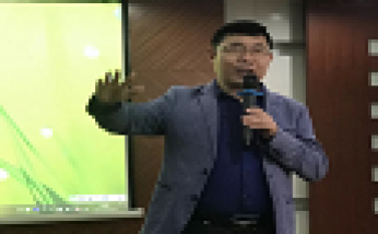 鄭立平老師以“班主任的心靈透視與狀態(tài)探析”為主題，為洪湖市初中骨干班主任高級研修班的學(xué)員們分享了一天立意高遠(yuǎn)、又深入淺出的精彩課程。