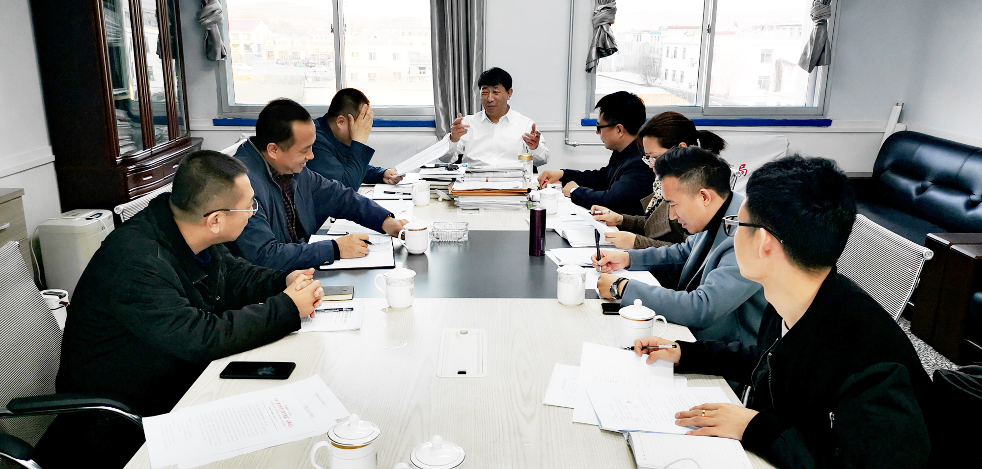 下午，論壇組委會(huì)一行人等又來(lái)到了海城市教育局，與海城市教育局有關(guān)領(lǐng)導(dǎo)就分會(huì)場(chǎng)落實(shí)情況召開了碰頭會(huì)。