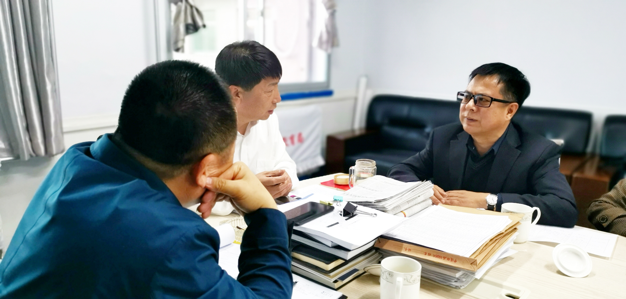 會(huì)議還就此次論壇有關(guān)細(xì)節(jié)問(wèn)題統(tǒng)一了思想，大家一致認(rèn)為，此次鞍海峰會(huì)規(guī)模大、規(guī)格高，一定要把論壇各項(xiàng)工作做細(xì)、做實(shí)，要給全國(guó)各地教育同仁呈現(xiàn)一次過(guò)目不忘的安海之行。