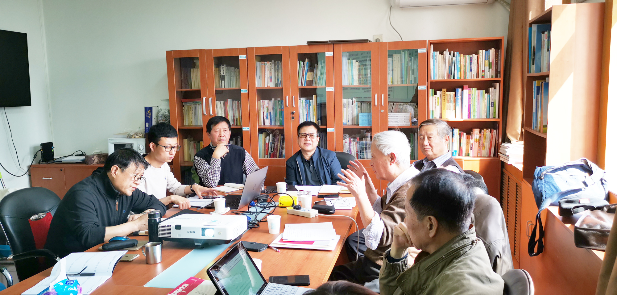 會議就2019年4月20日在成都舉辦的學校創(chuàng)新與發(fā)展論壇，5月11日與遼寧省鞍山市、海城市共同舉辦的千山峰會-鞍海教育論壇以及7月下旬在寧夏舉辦的第二屆全國名師工作室創(chuàng)新發(fā)展成果博覽會等籌備情況展開認真詳細的討論。