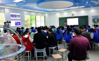 2017年10月26日-范永杰地理名師工作室成員黃勇為成都市高中地理菜單培訓(xùn)暨高新區(qū)高中地理實(shí)訓(xùn)基地活動獻(xiàn)課