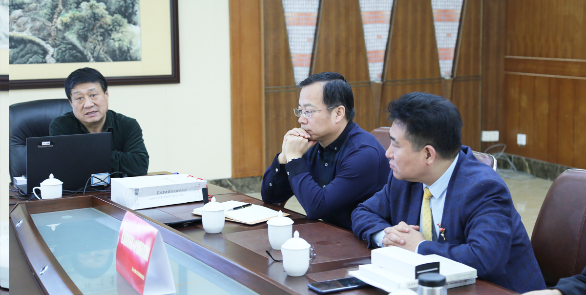 會(huì)議討論了課題研究方向，定位于名師工作室發(fā)展和區(qū)域領(lǐng)軍人才成長(zhǎng)研究，通過(guò)了課題組成員的組成