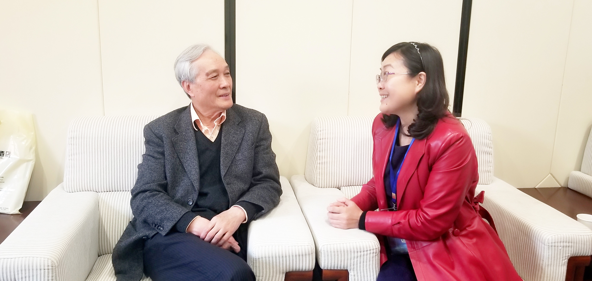 會議期間，研究院專家、成都高新區(qū)特級教師西芯小學校長陳曦向研究院顧問、智庫專家成尚榮教授虛心求教，并邀請成教授到西芯小學指導。