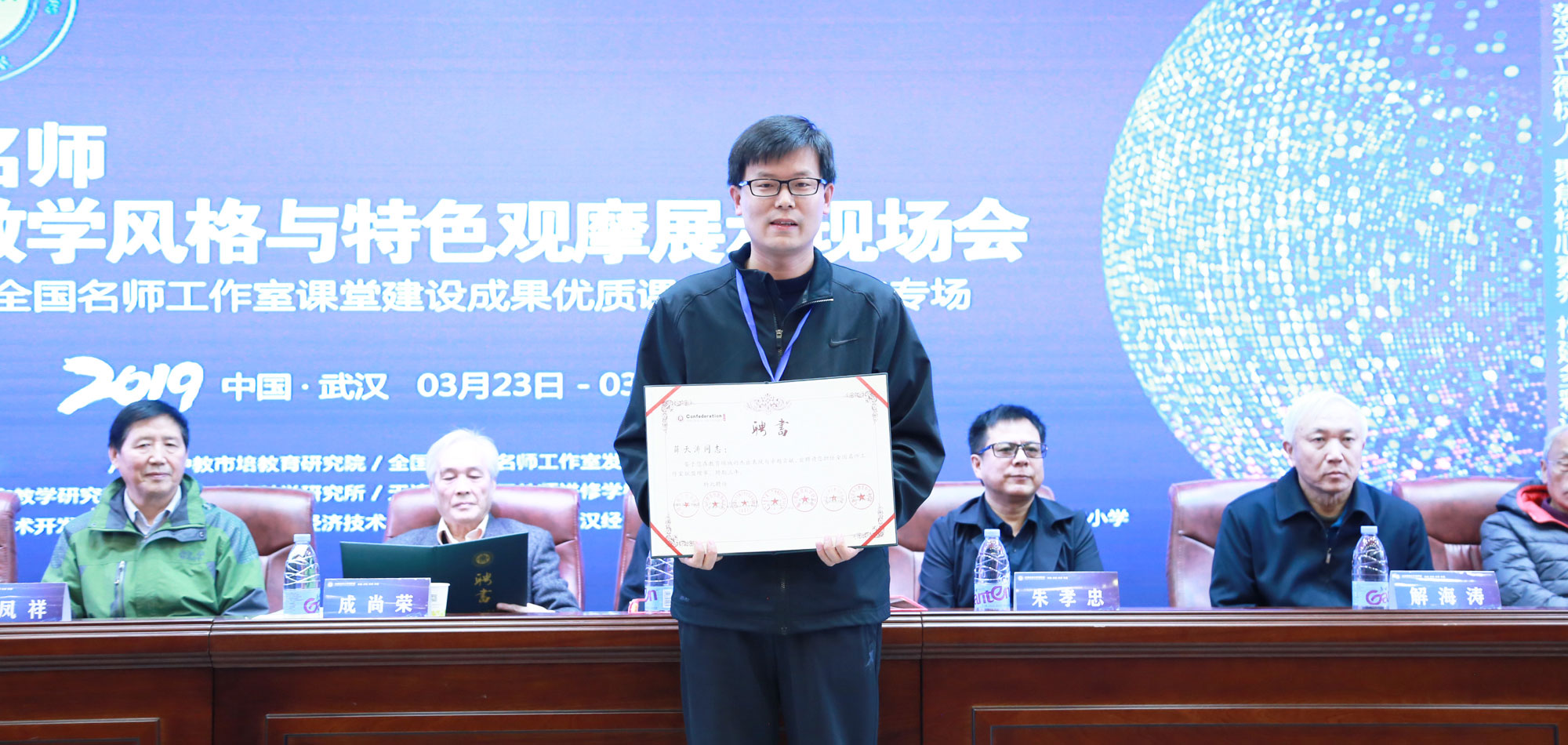 研究院自成立來匯聚了一大批致力于推動名師工作室發(fā)展和教師成長的知名專家、工作室主持人，成員大部分是全國知名的一線教育教學專家，把名師工作室創(chuàng)新發(fā)展、研究方向和路徑、人才培養(yǎng)模式作為課題進行理論與實踐研究；