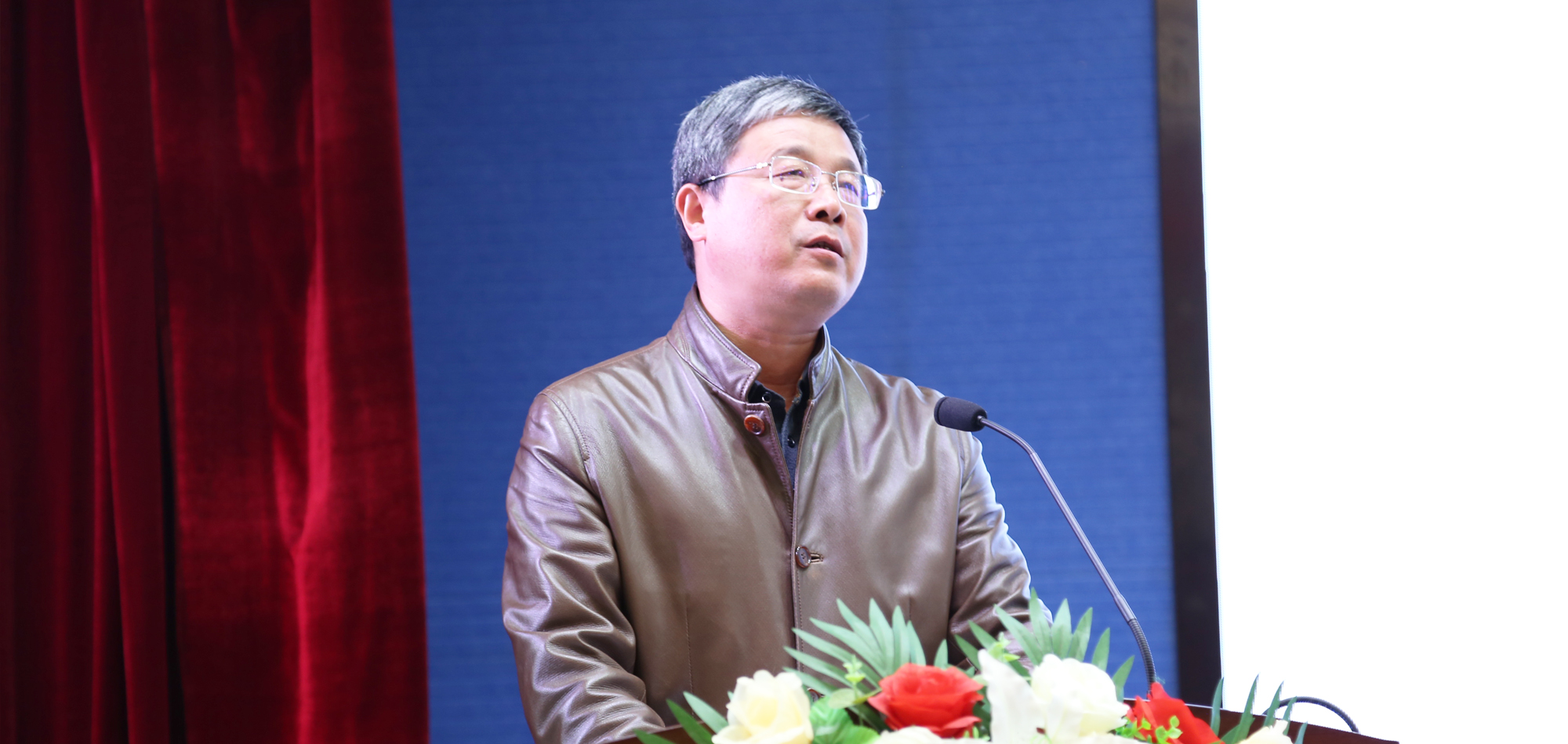 付國屏校長代表承辦學校致歡迎詞，同時介紹了武漢經(jīng)開區(qū)第一初級中學教育集團發(fā)展歷程及學校今年來的變化和取得的成就。