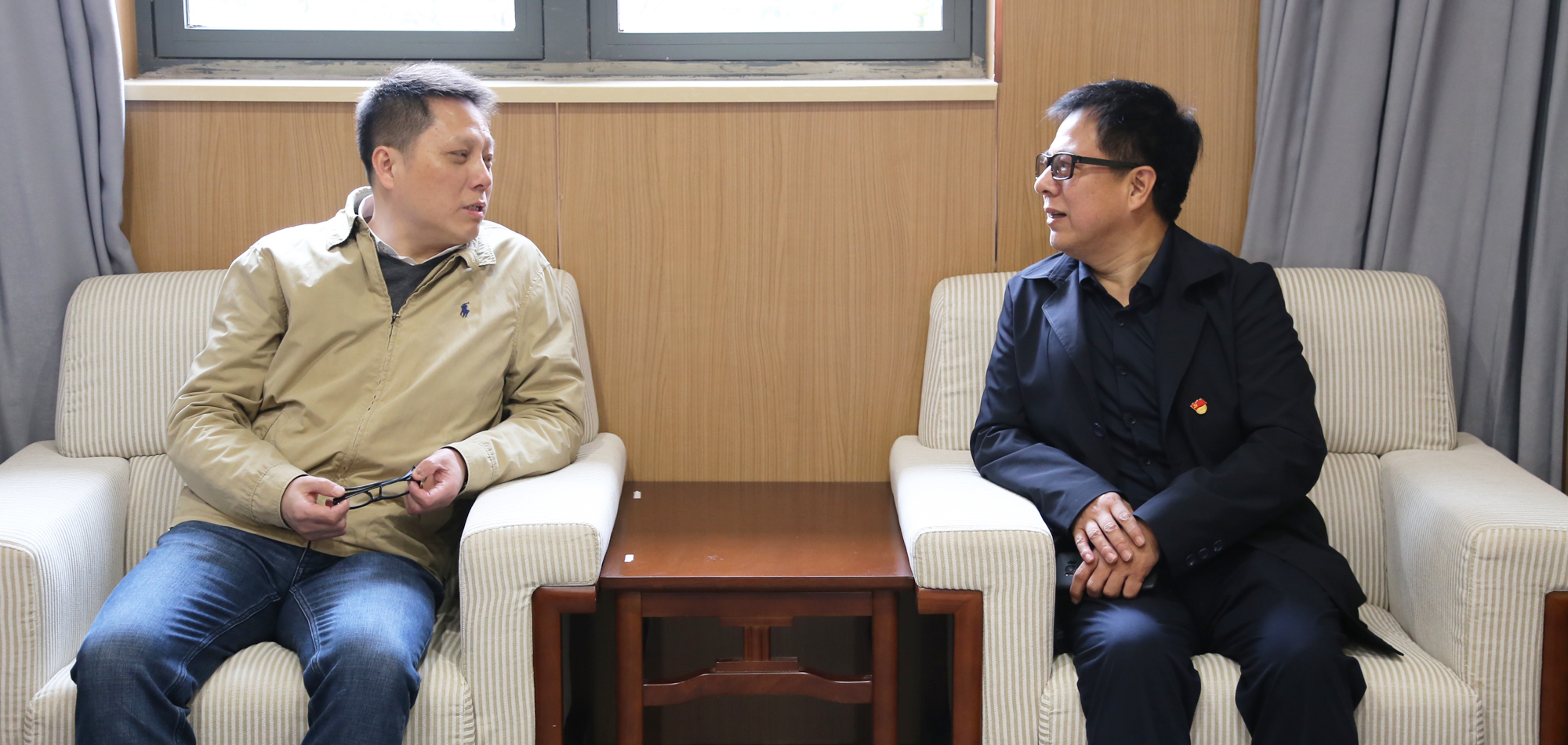 會議期間，朱孝忠院長與經(jīng)開區(qū)教育局領導基于教育改革和創(chuàng)新發(fā)展進行了深入探討。