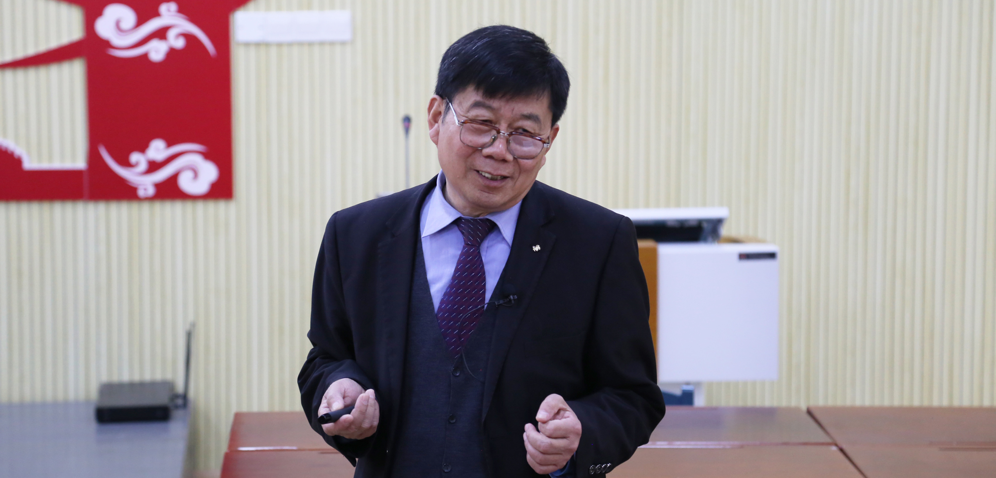 程中一老師給我們開了一堂精彩的講座——《用十六字英語教學法培養(yǎng)核心素養(yǎng)》，我們受益匪淺。
程老師以獨特的親和力和感染力，充分調(diào)動了學生的積極性。他以“24字寫作方法——注意審題，確定要點；擴展要點，連句成篇；全面檢查，書寫規(guī)范”為主線，采用了“寫前—寫中—寫后”三段式教學模式。
在“寫前”環(huán)節(jié)，程老師使用提問和討論的方式來激活學生已有的寫作知識，從而引出了與本節(jié)寫作課相關(guān)的知識，起到了“熱身”的作用，也激活了學生的學習靈感及學習興趣。在“寫中”環(huán)節(jié)，程老師教會學生寫作流程——審題；確定寫作要點；根據(jù)要點進行適當擴展，形成初稿。在學生完成初稿后，程老師引導學生從文章的條理性、準確性、語言的流暢度、簡潔多樣性和書寫的規(guī)范性等方面進行檢查。整一節(jié)課，學生在程老師的引導下，明確了書面表達的解題步驟和具體的方法。