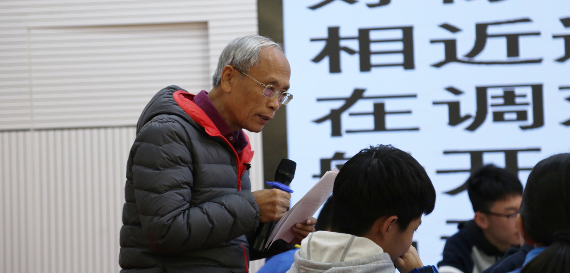 作為一名教學經(jīng)驗尚不足的我，聽趙老師講自己的從教生涯，聽他在教學中進行了課堂改革和所任教的學生所取得的成績，我得到極大的鼓舞，趙老師在這么艱苦的環(huán)境都能進行課堂改革并成功，而我在這個美好的時代，要嘗試帶著自己的學生“愛上語文，學好語文”應該不是難事吧？而他一輩子都深深愛著教育的情懷更是激勵著我堅守在自己的教學陣地。