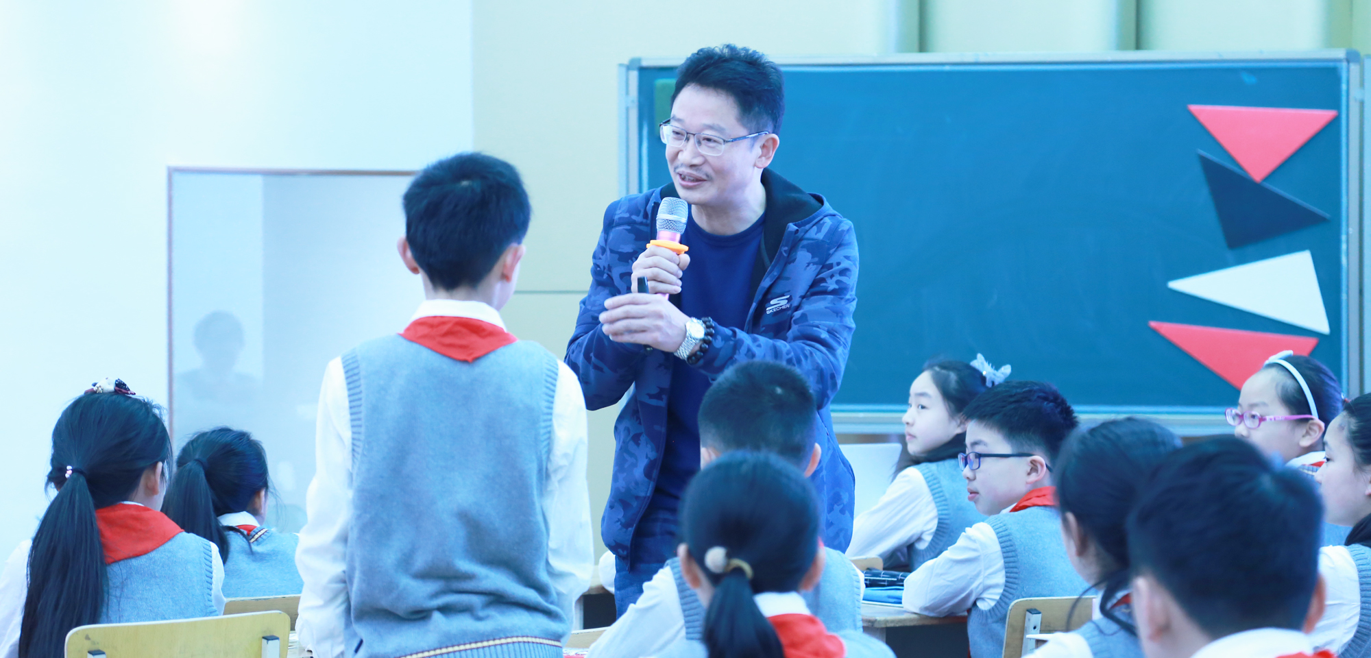 2節(jié)觀摩課結(jié)束后，與會教師開懷暢談，各抒己見，進行了精彩紛呈的現(xiàn)場交流活動。與教師們重點研討了教學設計的解讀、課堂互動研討，進而提出了個人教學主張。教育即生活，生活中處處皆有可利用的教學資源，運用教育智慧在有限的課堂空間內(nèi)挖掘出更多的教學資源，是每位專業(yè)型教師終身學習的課題。研究院專家著名英語教學專家田湘軍的精彩課堂受到一致歡迎