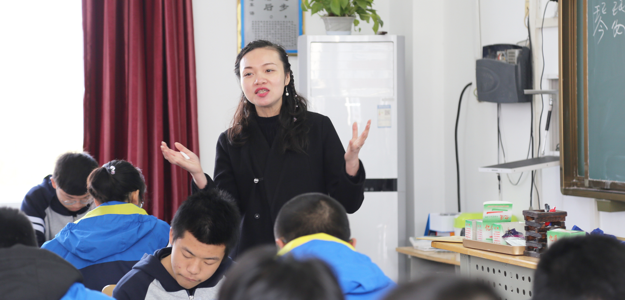 學生的學習不能只停留在接受知識和應試上。“學而不思則罔”，作為老師，課堂應該給學生思考的余地，給學生創(chuàng)新的空間，學生沒有思考，就沒有學習的后勁。分數(shù)高不一定素養(yǎng)高，但素養(yǎng)高就往往也分數(shù)高。因此，老師設計課堂時不能以“我要教什么”為主導，而是“學生需要我教什么”為主線。課堂不需要花架子，思路很重要，把學生放在課堂中央更重要。