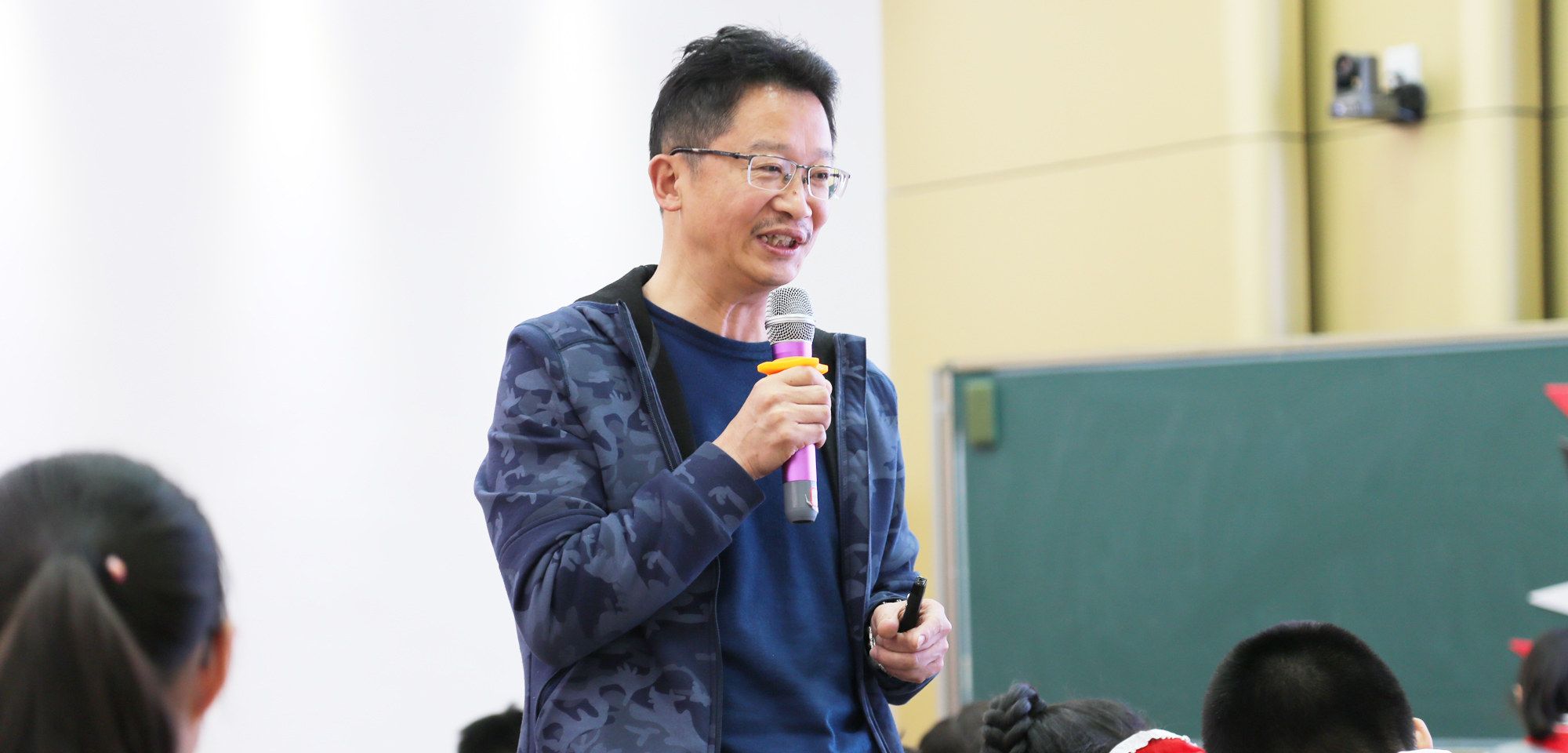 研究院專家蔣守成校長給大家?guī)砹艘还?jié)數(shù)學拓展課《探究三角板的奧秘》，他把課內(nèi)外零碎散落的內(nèi)容統(tǒng)整起來，構(gòu)成新系統(tǒng)、獲得新見解。