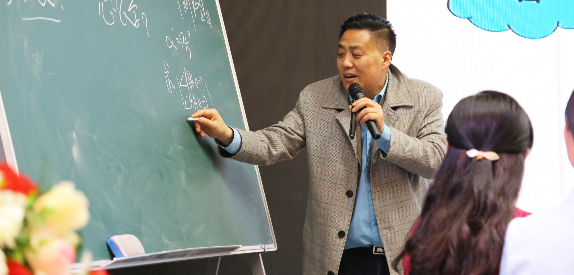 此外，他以他工作室的成員劉東生成長的經(jīng)歷作為實例，提出名師工作室主持人應該如何擔起引領的責任，而工作室的學員又應該如何進行“教改”才能從普通老師中脫穎而出成長為名師。