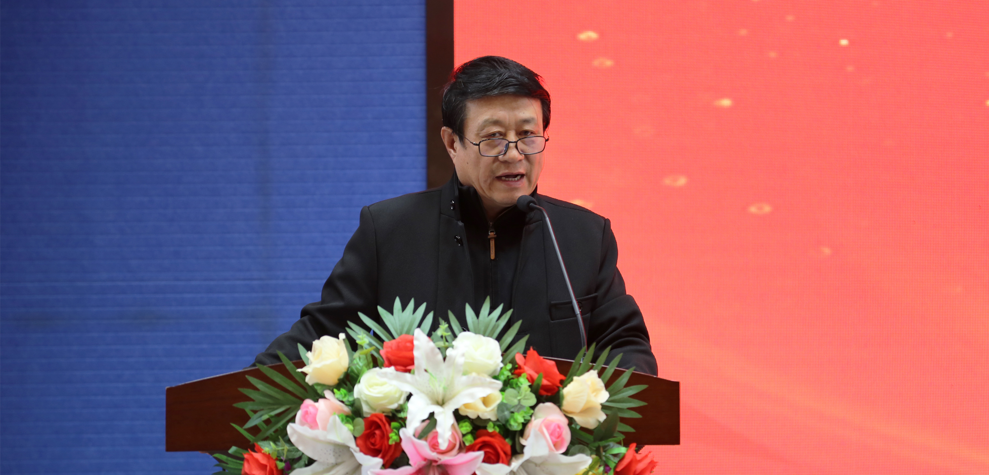 銀川教育科學研究所所長蘆葦教授主持了閉幕式，蘆葦老師講到
仲春三月，荊楚大地煙雨朦朧，武漢三鎮(zhèn)櫻花爛漫。
來自全國各地的教育界朋友齊聚一堂，參加北京中教市培教育研究院舉辦的第四屆名師教學風格與流派展示現(xiàn)場會。三天的時間匆匆而過，但是難忘的瞬間，精彩的片刻，依然歷歷在目。