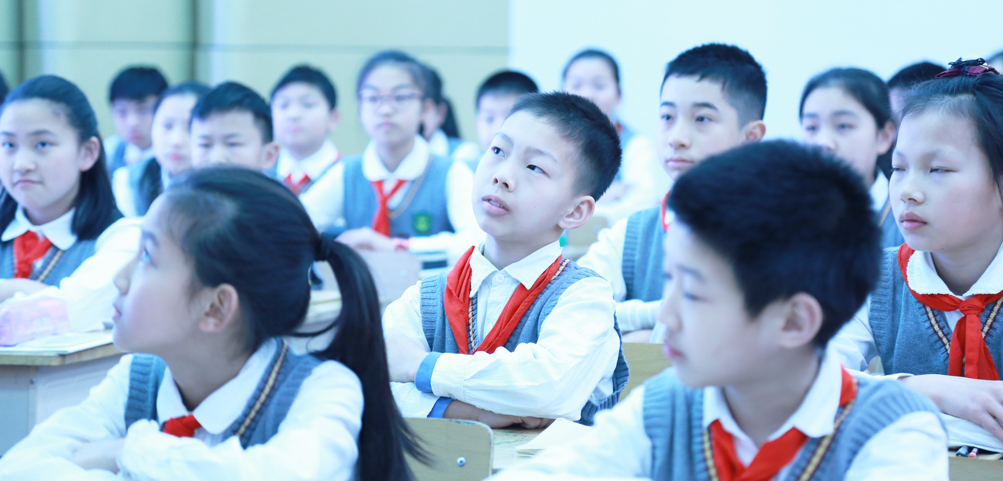 研究院專家蔣守成校長給大家?guī)砹藬?shù)學拓展課《探究三角板的奧秘》，他把課內(nèi)外零碎散落的內(nèi)容統(tǒng)整起來，構(gòu)成新系統(tǒng)、獲得新見解。