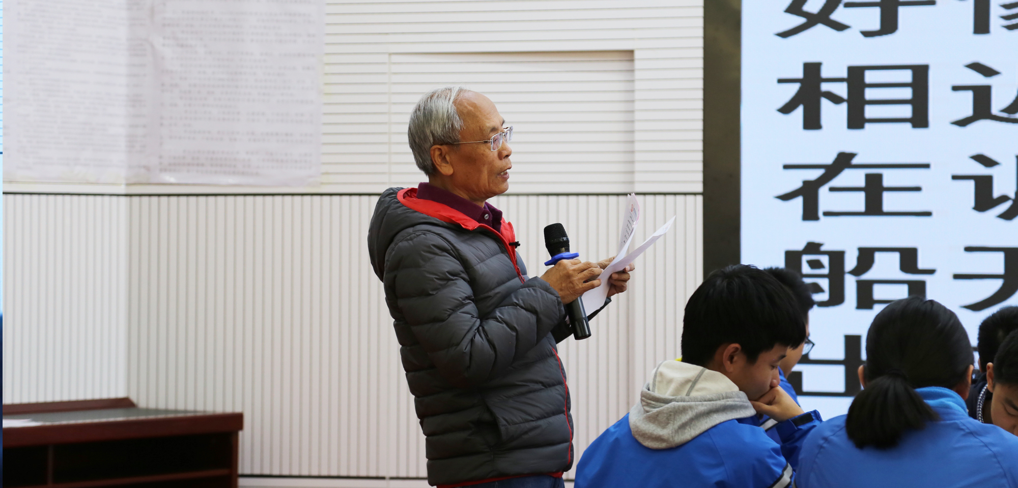趙謙翔老師是“綠色語文”提倡者和踐行者，還是“詩教”的教主。他的講座以詩歌起，也以詩歌終。
講座開始就以詩化的語言進行了“詩呆自述”。強調(diào)愛詩，懂詩，才能教詩，語文老師可以不會寫詩，但不能不懂詩。接下來用詩歌作為“珠線”，把自己的詩歌教學生涯用一首一首詩歌來表達，無論是他展示的自己的作品還是他任教學生的作品，都傳達了一個教學主張：“詩教育人”。
