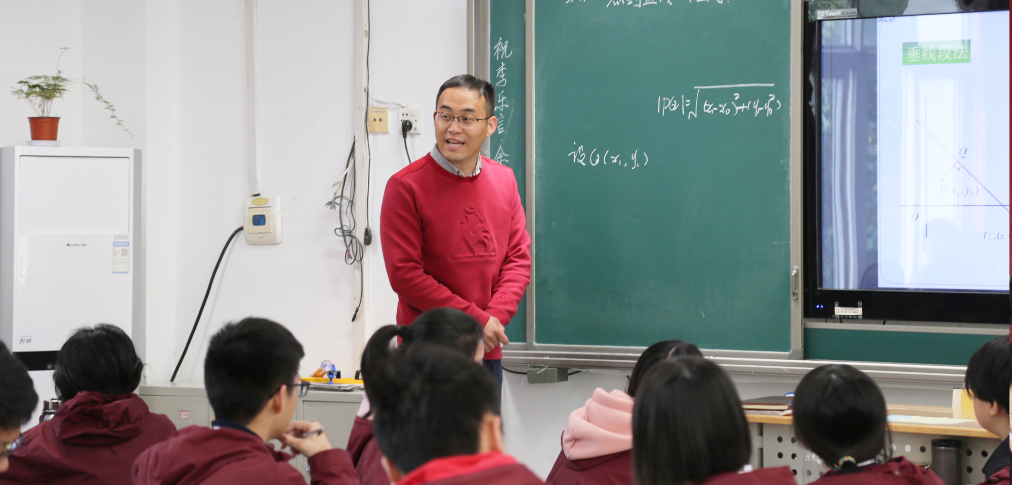 圍繞“落實立德樹人、聚焦核心素養(yǎng)、構(gòu)建多彩課堂”，的教學行為，以優(yōu)質(zhì)課現(xiàn)場展示的方式，將各自在長期教學實踐中形成的鮮明特色予以精彩呈現(xiàn)。