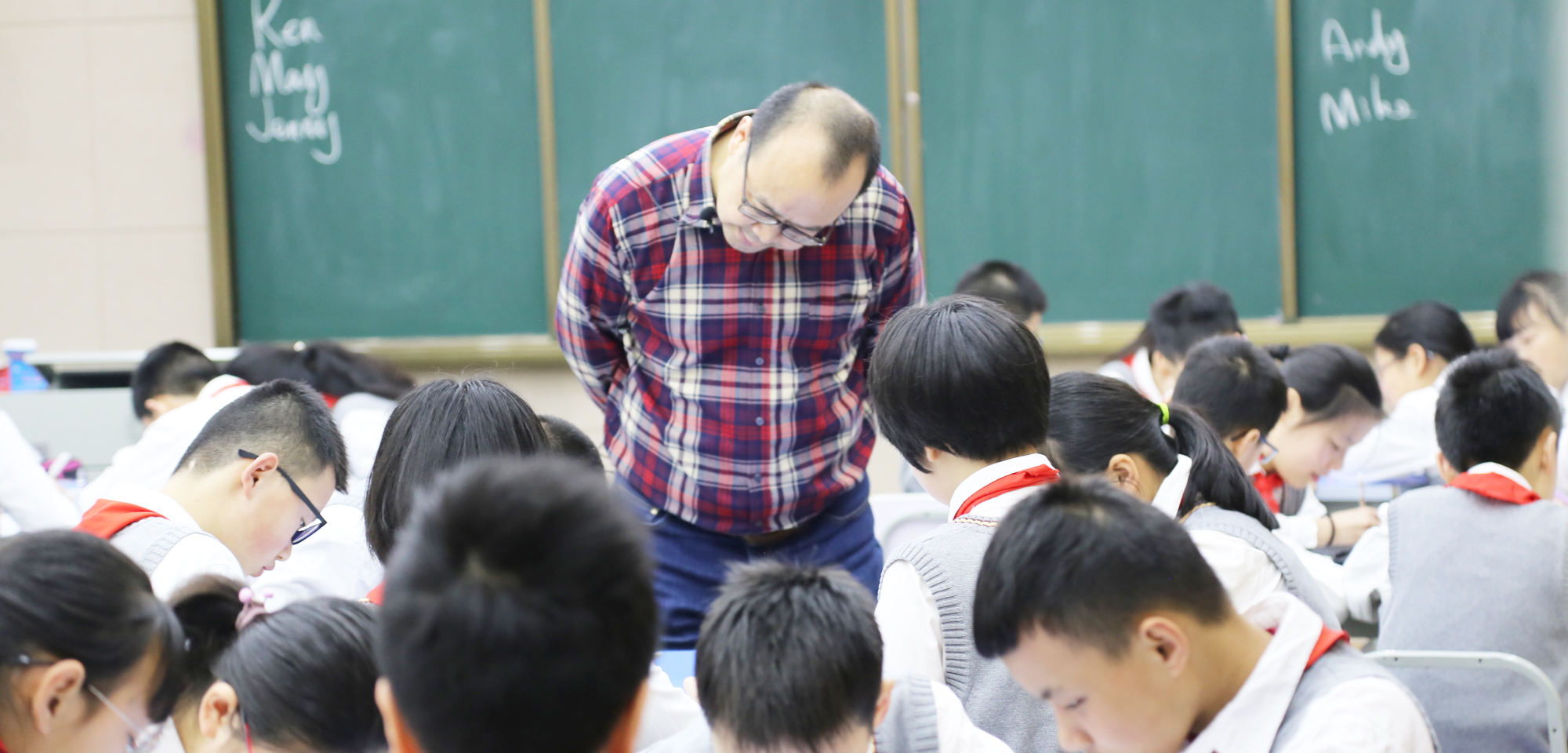 (53)研究院專家、著名英語教學專家田湘軍觀摩課結(jié)束后，與會教師開懷暢談，各抒己見，進行了精彩紛呈的現(xiàn)場交流活動。以個人示范課為范例，與教師們重點研討了教學設計的解讀、課堂互動研討，進而提出了個人教學主張。教育即生活，生活中處處皆有可利用的教學資源，運用教育智慧在有限的課堂空間內(nèi)挖掘出更多的教學資源，是每位專業(yè)型教師終身學習的課題。