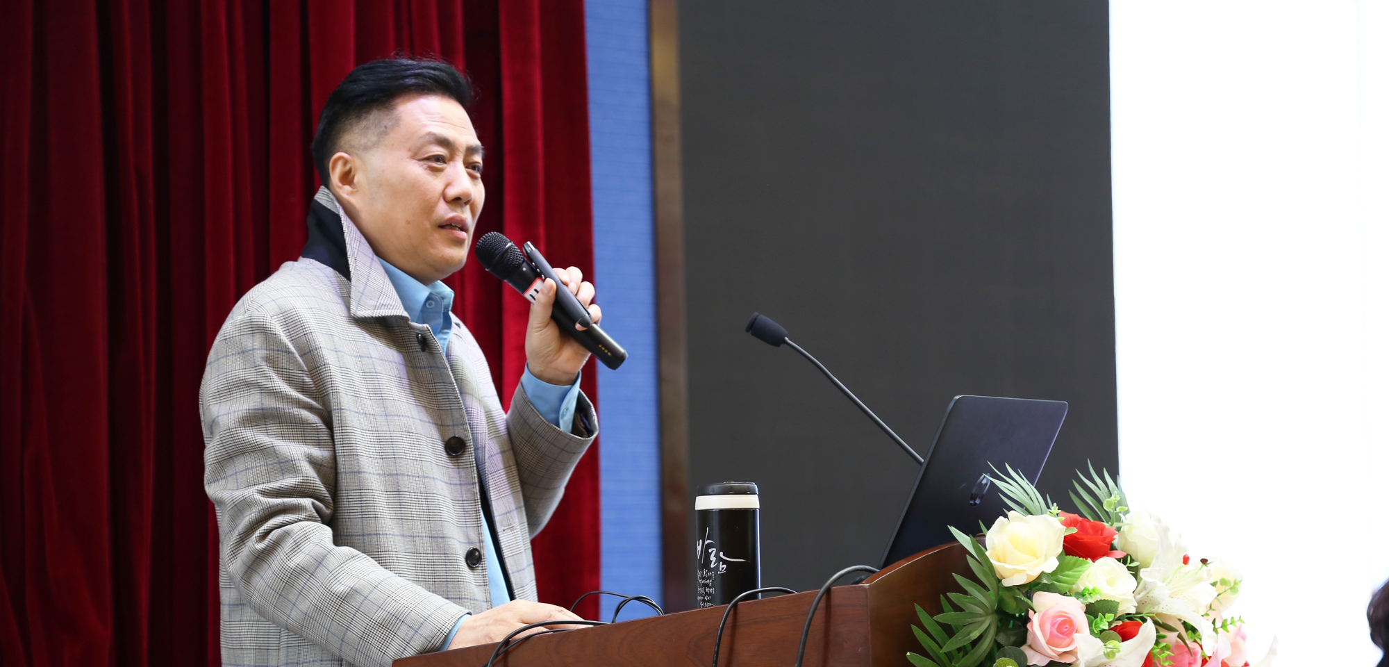 研究院專家、學術(shù)指導，江蘇省南通市教科院數(shù)學特級教師符永平老師的《名師工作室的核心考量——如何讓普通老師在課堂成長為名師》