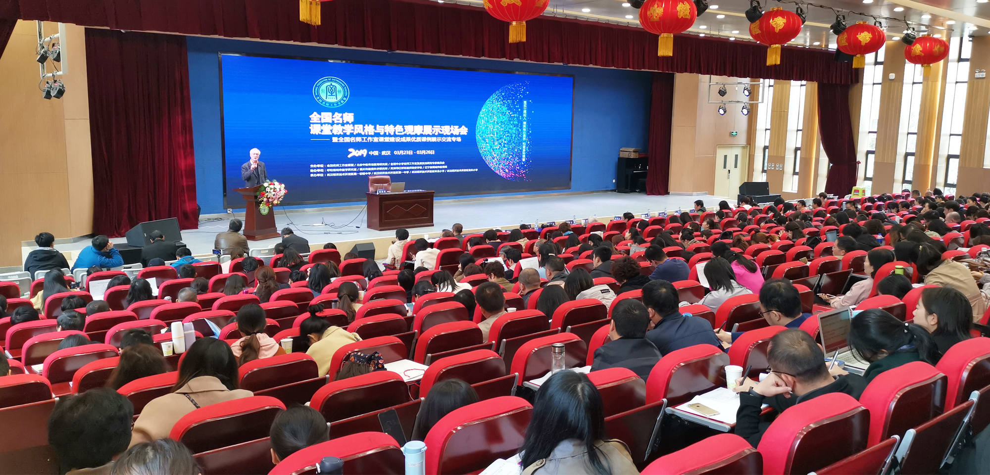 （一）什么是名師；
（二）名師如何把握自己；
（三）名師如何看待名利。
講座一開始，他就用他那穿透力極強的聲音發(fā)出了一個問題：什么是名師？
在我們陷入思考的時候，他連用了三個比喻告訴我們與會者名師和一般教師的關(guān)系：