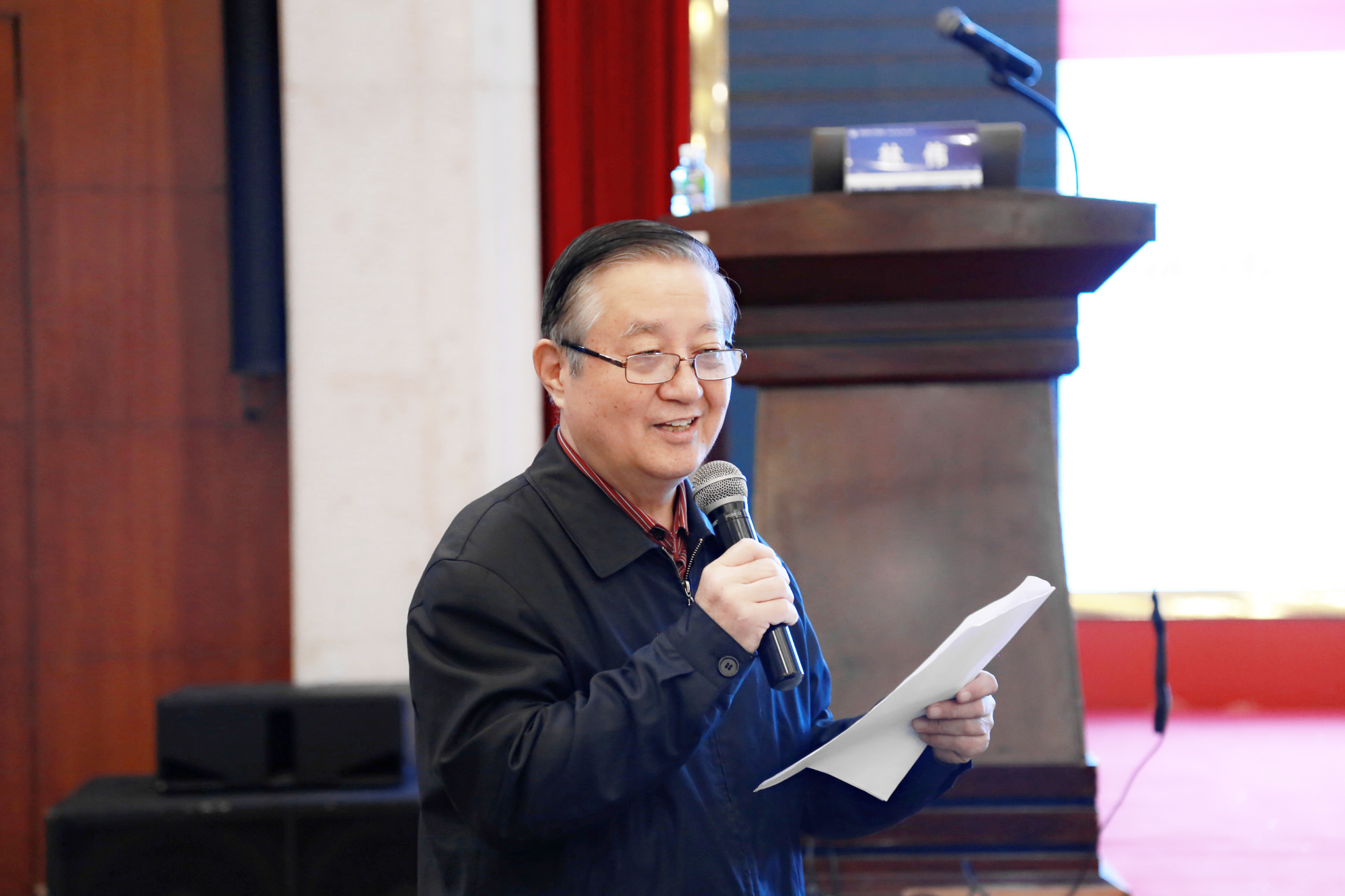 本次學(xué)習(xí)，讓我們感受到了專家教授們的儒雅風(fēng)度和淵博學(xué)識(shí)。他們以實(shí)踐的視角、生動(dòng)的案例詮釋了名師工作室發(fā)展建設(shè)中的重要性及實(shí)施方法，讓聽(tīng)報(bào)告的老師有了更深的領(lǐng)悟。講座里，既有上位的教育理論的支撐，更有實(shí)際方法策略的聚合。用他們的實(shí)踐的厚度給我們指出了一條行之有效的提升、發(fā)展之路。