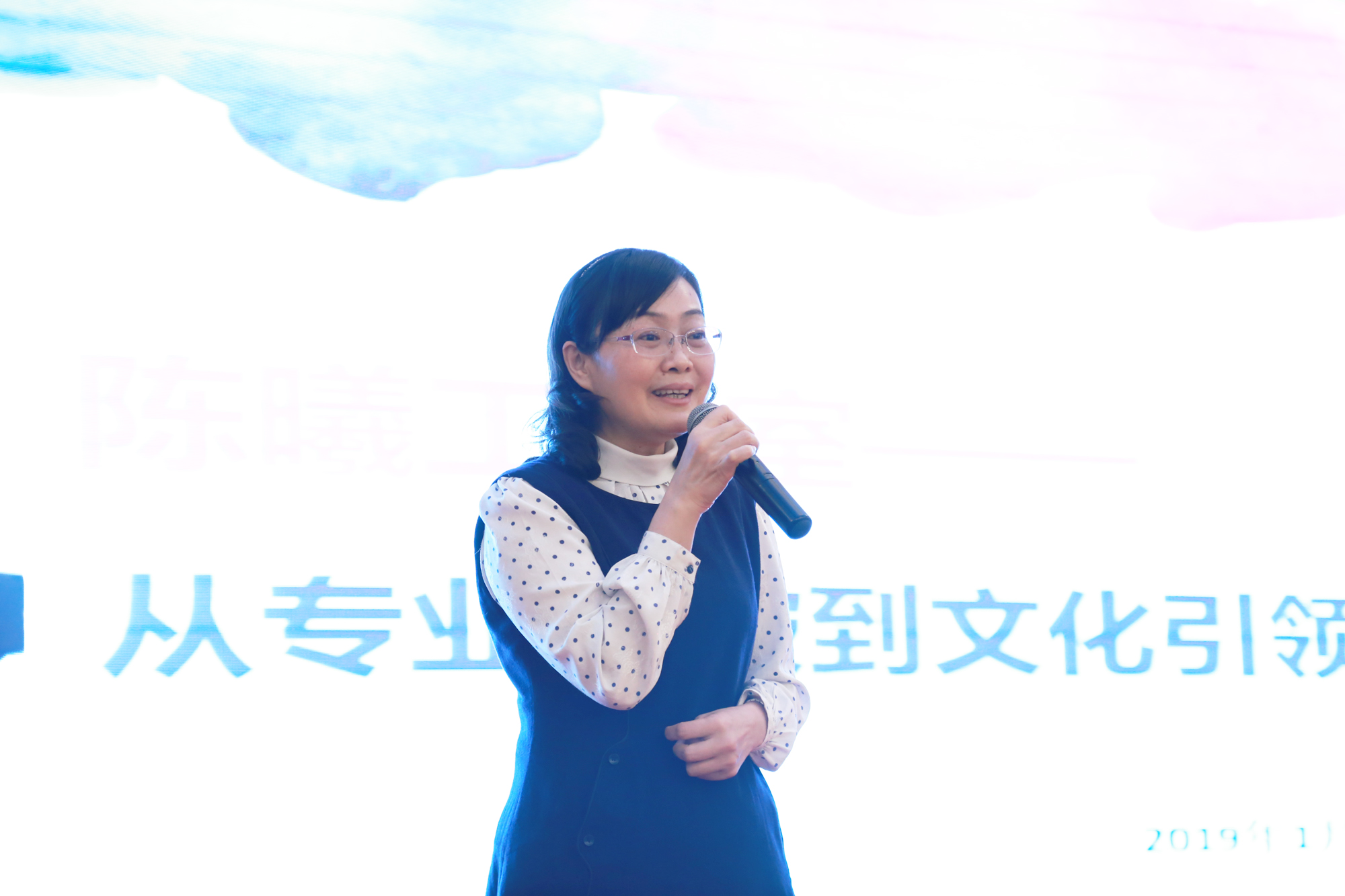 第四位是陳曦老師，她是成都高新區(qū)西芯小學(xué)校長(zhǎng)兼黨支部書(shū)記，四川省特級(jí)教師，國(guó)家級(jí)骨干教師，全國(guó)百佳語(yǔ)文教師，香港苗國(guó)支教行動(dòng)講師團(tuán)成員。