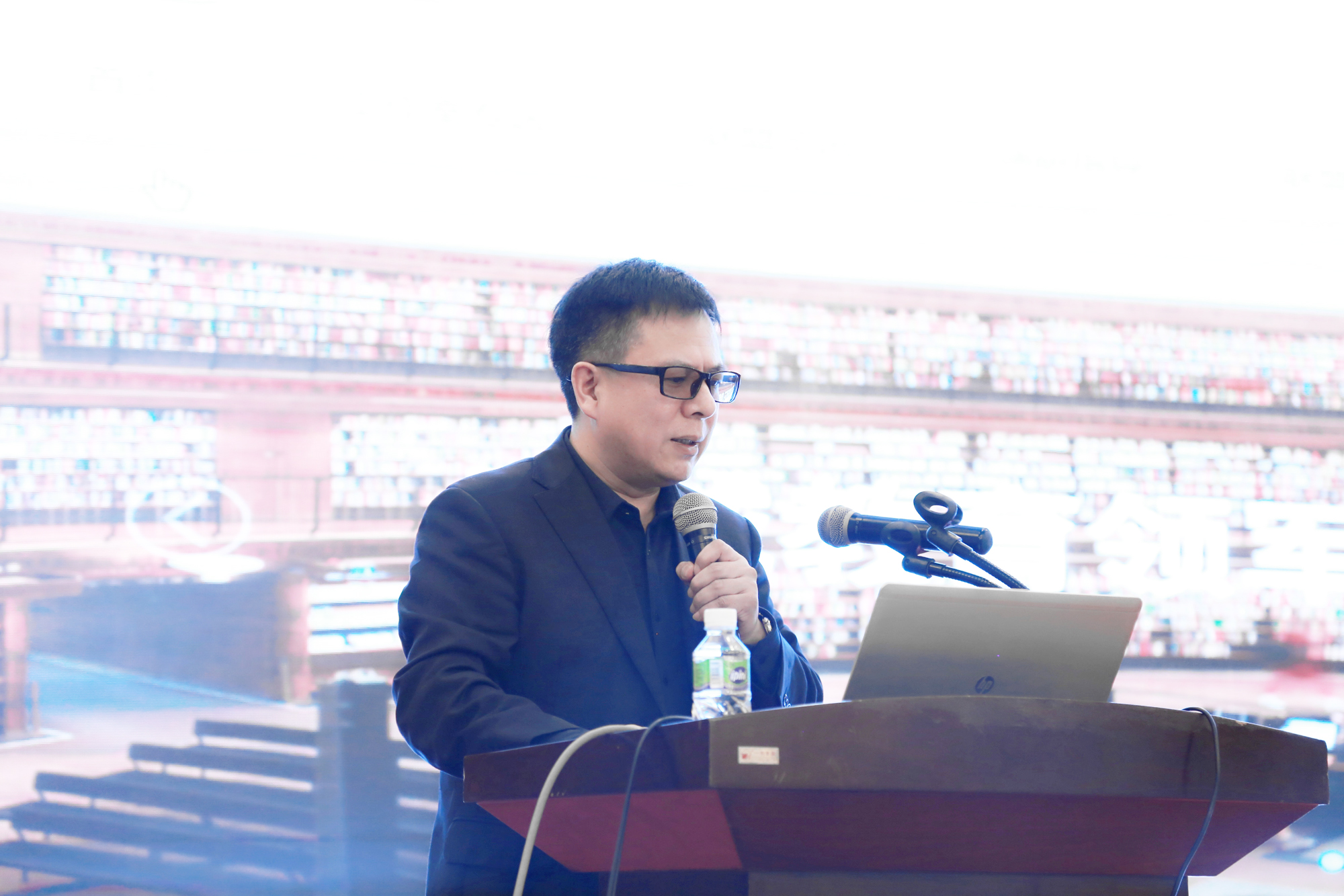 成立多年來(lái)不斷整合各方力量，聚焦共性問(wèn)題，協(xié)同研究解決，教學(xué)資源共建共享，擴(kuò)大優(yōu)質(zhì)教學(xué)資源覆蓋面，探索發(fā)展模式創(chuàng)新。革新教育理念、教學(xué)方法和學(xué)習(xí)方式，克服在低層次上重復(fù)，提高研究效率。而且朱院長(zhǎng)還展望了團(tuán)隊(duì)的未來(lái)，期望能起到更大的覆蓋引領(lǐng)作用。朱孝忠院長(zhǎng)還回顧了研究院學(xué)術(shù)團(tuán)隊(duì)的發(fā)展歷程，對(duì)歷屆全國(guó)名師工作室年會(huì)和名師工作室論壇以及全國(guó)優(yōu)秀名師工作室所取得的成績(jī)給予充分的肯定，并對(duì)名師工作室的未來(lái)發(fā)展提出了奮斗目標(biāo)。