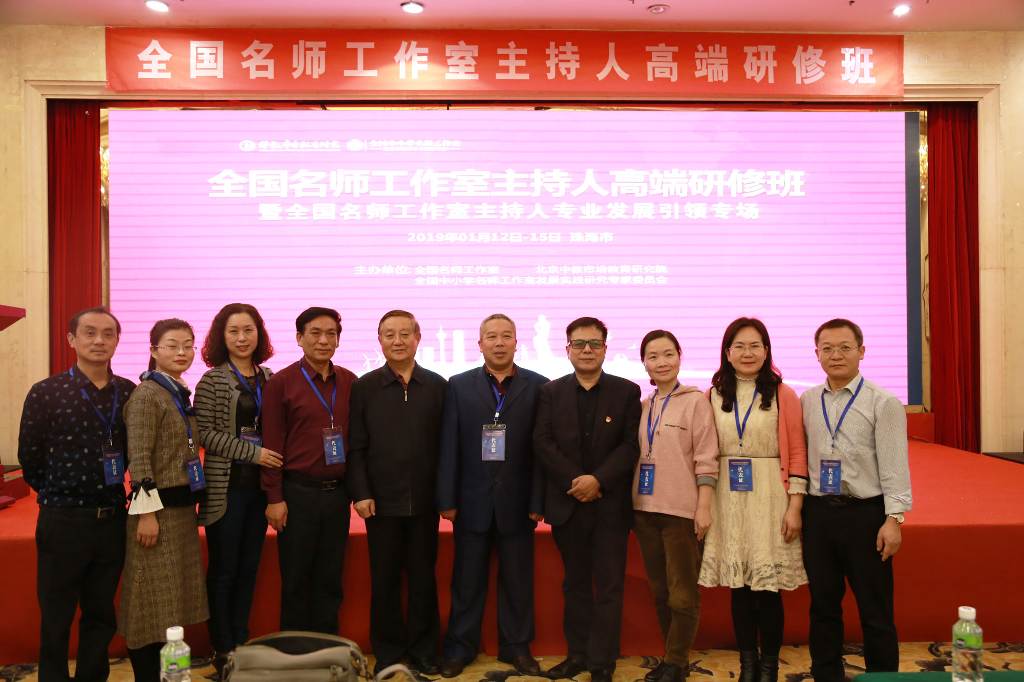五天的研修活動(dòng)結(jié)束了。時(shí)間雖短，我們卻收獲頗多！接觸了高層次的教育理念，有了思想上的進(jìn)步；學(xué)習(xí)了高水平的教學(xué)案例，有了教學(xué)上的提升。感受到了教育是充滿智慧的事業(yè)，深刻意識(shí)到自己肩負(fù)的責(zé)任之重大。名師成長(zhǎng)路，我們相約同行，且會(huì)越走越好，越走越遠(yuǎn)！