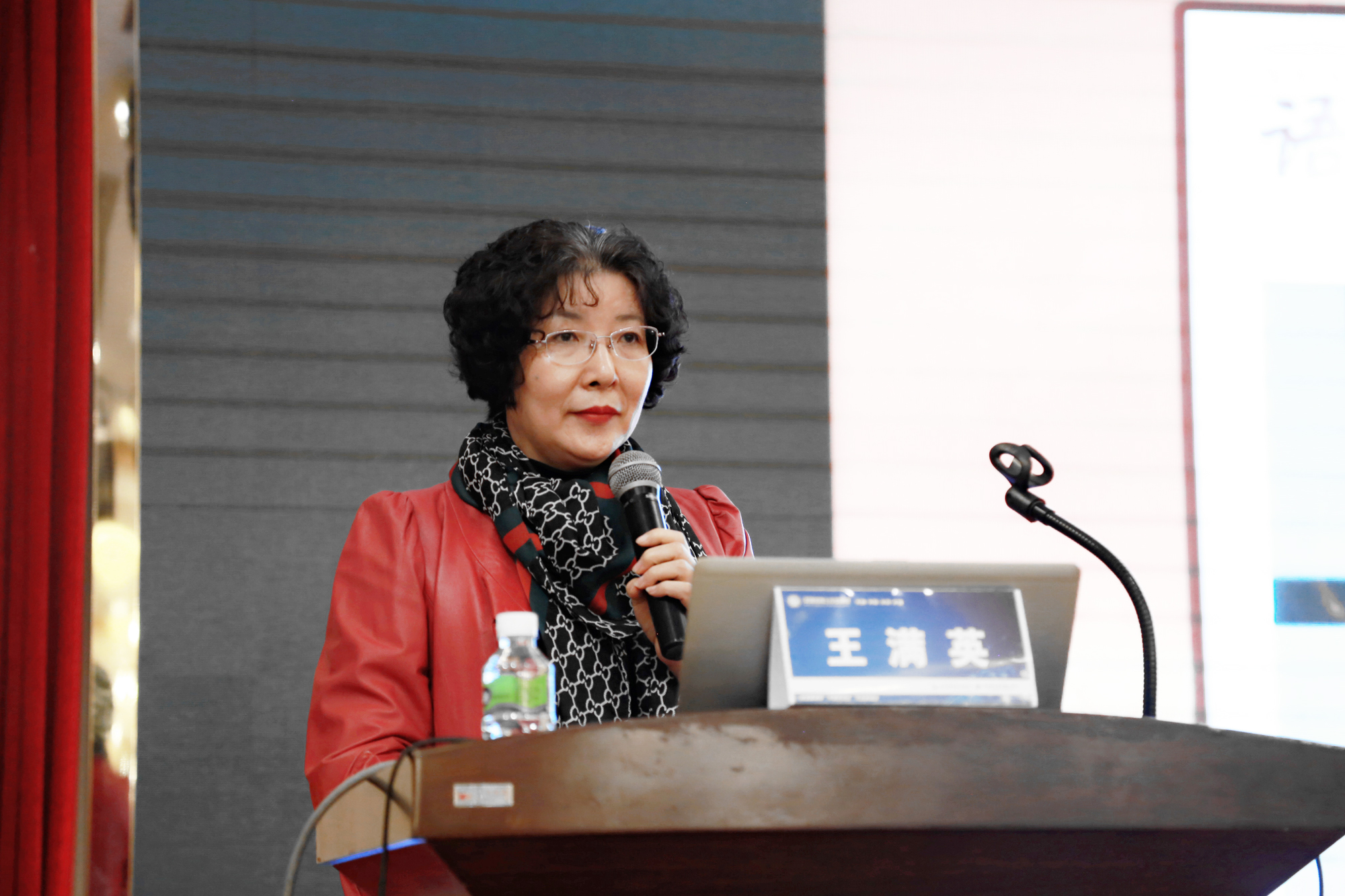 第六位是王滿英老師。她是深圳市松泉中學(xué)校長(zhǎng)，"深圳市王滿英名師工作室"主持人，"廣東省王滿英校長(zhǎng)工作室"主持人，廣東省中學(xué)語(yǔ)文特級(jí)教師。在分享中王老師旁征博引，“和而不同，為而不爭(zhēng)”的教師文化、“天道”、君子的“三立、四不、三戒、九思、三樂(lè)、五恥、三德”等傳統(tǒng)文化精粹在她的講座中信手拈來(lái)，經(jīng)典理論與現(xiàn)代元素巧妙融合，王校長(zhǎng)對(duì)現(xiàn)代教育管理體系、現(xiàn)代課程體系的構(gòu)建以及現(xiàn)代教師隊(duì)伍的建設(shè)等先進(jìn)理念的詮釋，讓學(xué)員們耳目一新。王滿英，現(xiàn)任深圳市松泉中學(xué)校長(zhǎng)。做了題為《獨(dú)學(xué)無(wú)友，則孤陋寡聞》的精彩報(bào)告。王老師主持張的“‘品悟?qū)?rsquo;合和式語(yǔ)文教學(xué)實(shí)驗(yàn)”被深圳市羅湖區(qū)教育局和廣東省教育廳列為“十一五”重點(diǎn)課題。協(xié)助袁良平校長(zhǎng)主持的“五步互動(dòng)”動(dòng)力型課堂教學(xué)研究，擬被中央教科所列為“十一五”規(guī)劃課題。王老師注重團(tuán)隊(duì)的建設(shè)和思考，她說(shuō)文化修養(yǎng)才是一個(gè)合格的老師該具備的品質(zhì)。多元化發(fā)展是名師工作室的未來(lái)。