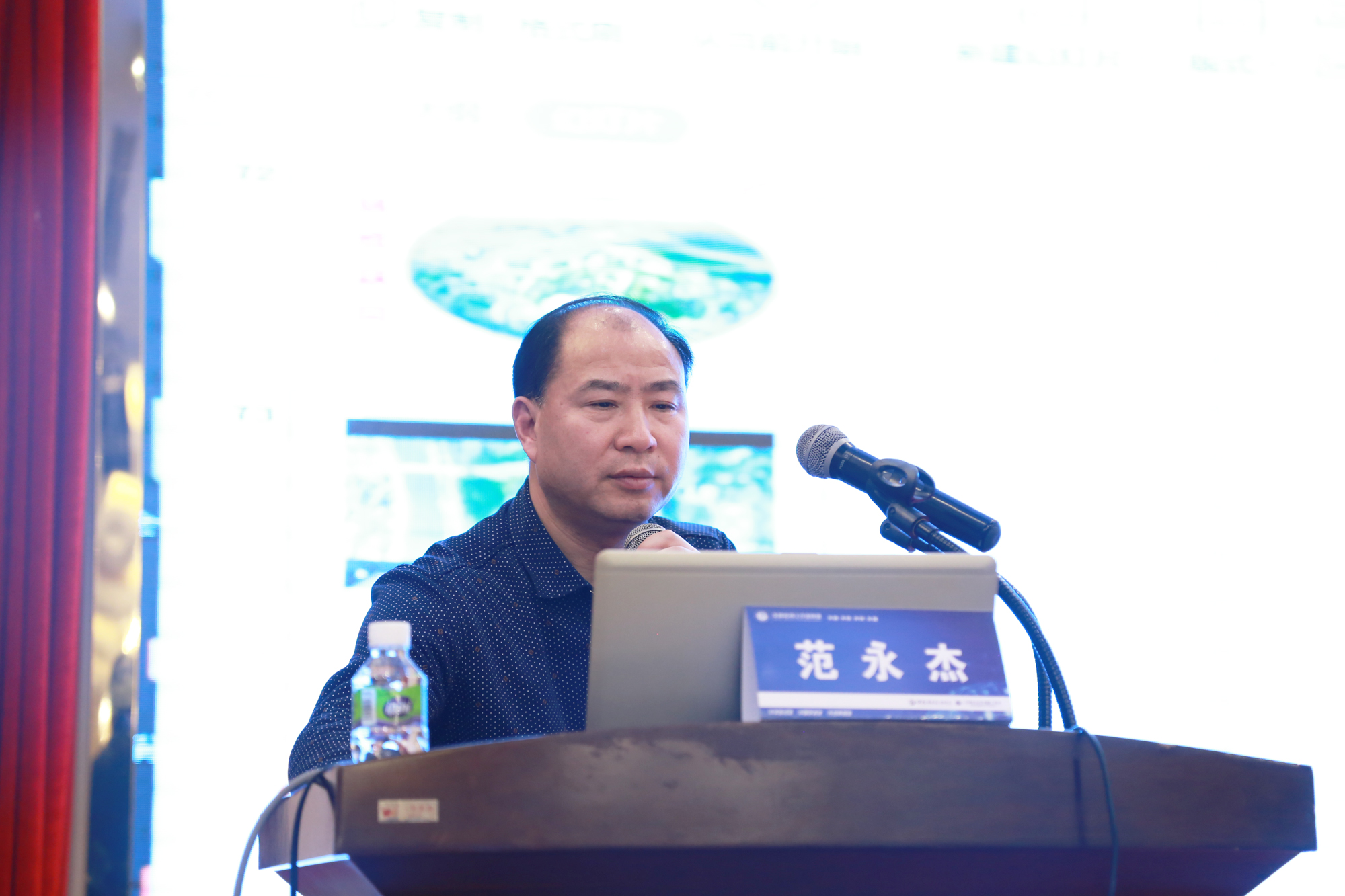 以“名師工作室建設(shè)常見(jiàn)的不足”為話題展開(kāi)了闡述，對(duì)“名師工作室建設(shè)的創(chuàng)新意識(shí)”進(jìn)行了分析，以“學(xué)天地之理，習(xí)人和之道”闡釋地理的奧妙。