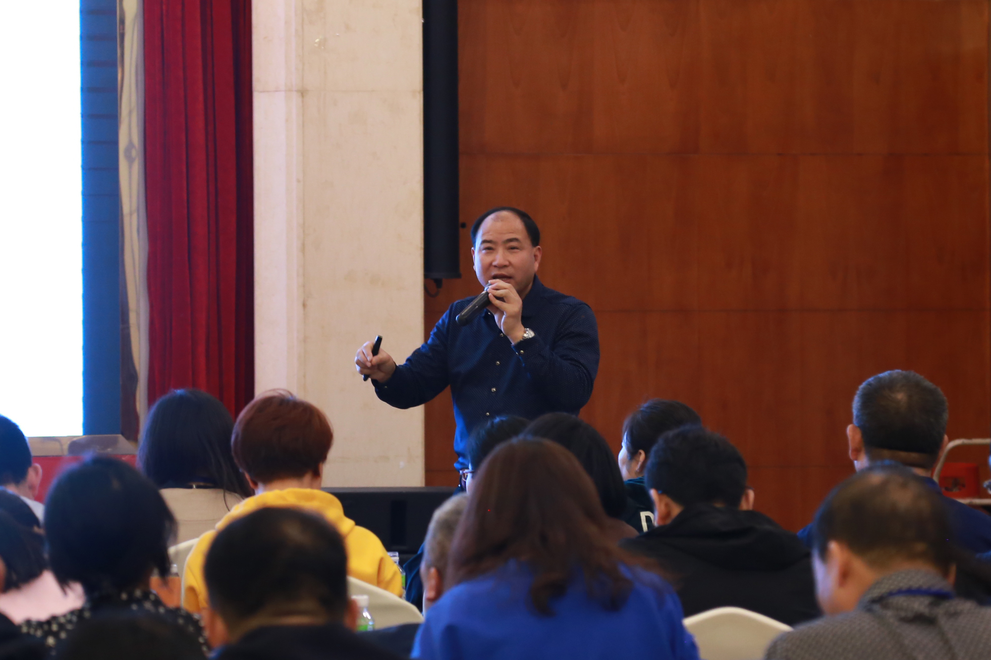 以“名師工作室建設(shè)常見(jiàn)的不足”為話題展開(kāi)了闡述，對(duì)“名師工作室建設(shè)的創(chuàng)新意識(shí)”進(jìn)行了分析，以“學(xué)天地之理，習(xí)人和之道”闡釋地理的奧妙。