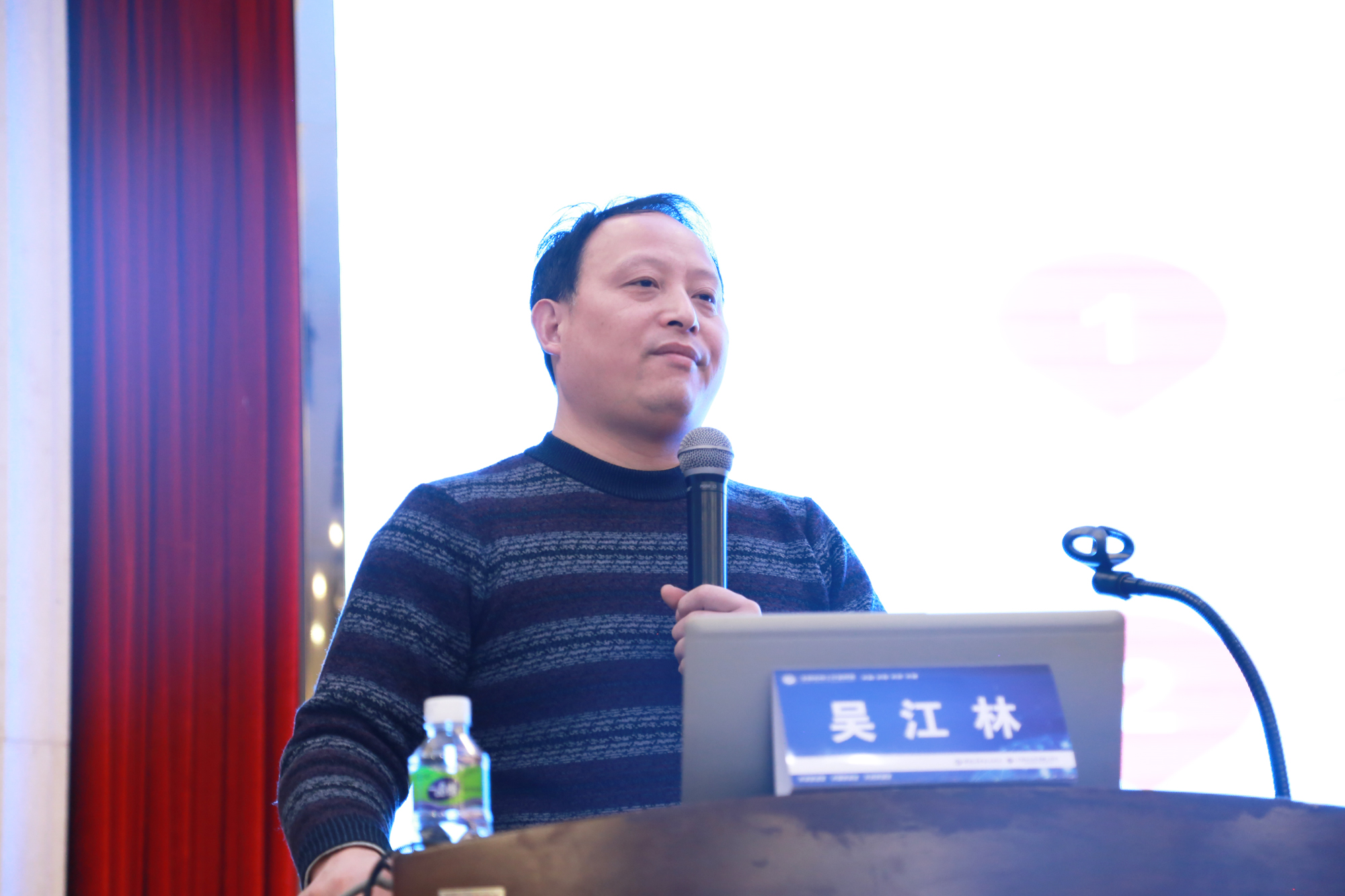 1月15日，浙派名師吳江林就“名師工作室建設(shè)的探索與反思”做了兩個(gè)多小時(shí)的報(bào)告。他是浙江省塘棲中學(xué)的校長(zhǎng)，還始終堅(jiān)持任教兩個(gè)高三年級(jí)班的生物課，他認(rèn)為不管是校長(zhǎng)還是學(xué)校中層領(lǐng)導(dǎo)，不要輕易離開(kāi)課堂，不要丟棄自己的業(yè)務(wù)。正因?yàn)槿绱?，他成為浙江省生物高考命題專家，教育部教材發(fā)展中心特聘專家。在本次報(bào)告中，吳江林專家從“名師的成長(zhǎng)路徑與專業(yè)地位”、“名師工作室建設(shè)的基本要素”、“名師工作室研修活動(dòng)的開(kāi)展”三方面展開(kāi)討論。
