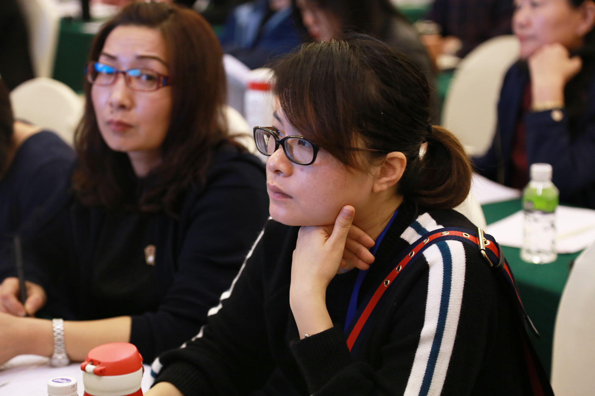蘆葦老師是北京中教市培教育研究院常務(wù)副院長(zhǎng)、正高級(jí)教師、特級(jí)教師、銀川教科所所長(zhǎng)，他為大會(huì)帶來(lái)了一場(chǎng)題為《名師工作室發(fā)展階段的問(wèn)題與對(duì)策》專題講座。他以”名師工作室從哪里來(lái)？到哪里去？”為話題進(jìn)行了解讀，要求名師工作室主持人和成員“不做常事，不看潮書(shū)，不發(fā)俗語(yǔ)”，要”課題整合，跨界組合，聚焦前沿”，為名師工作室點(diǎn)亮了心燈。