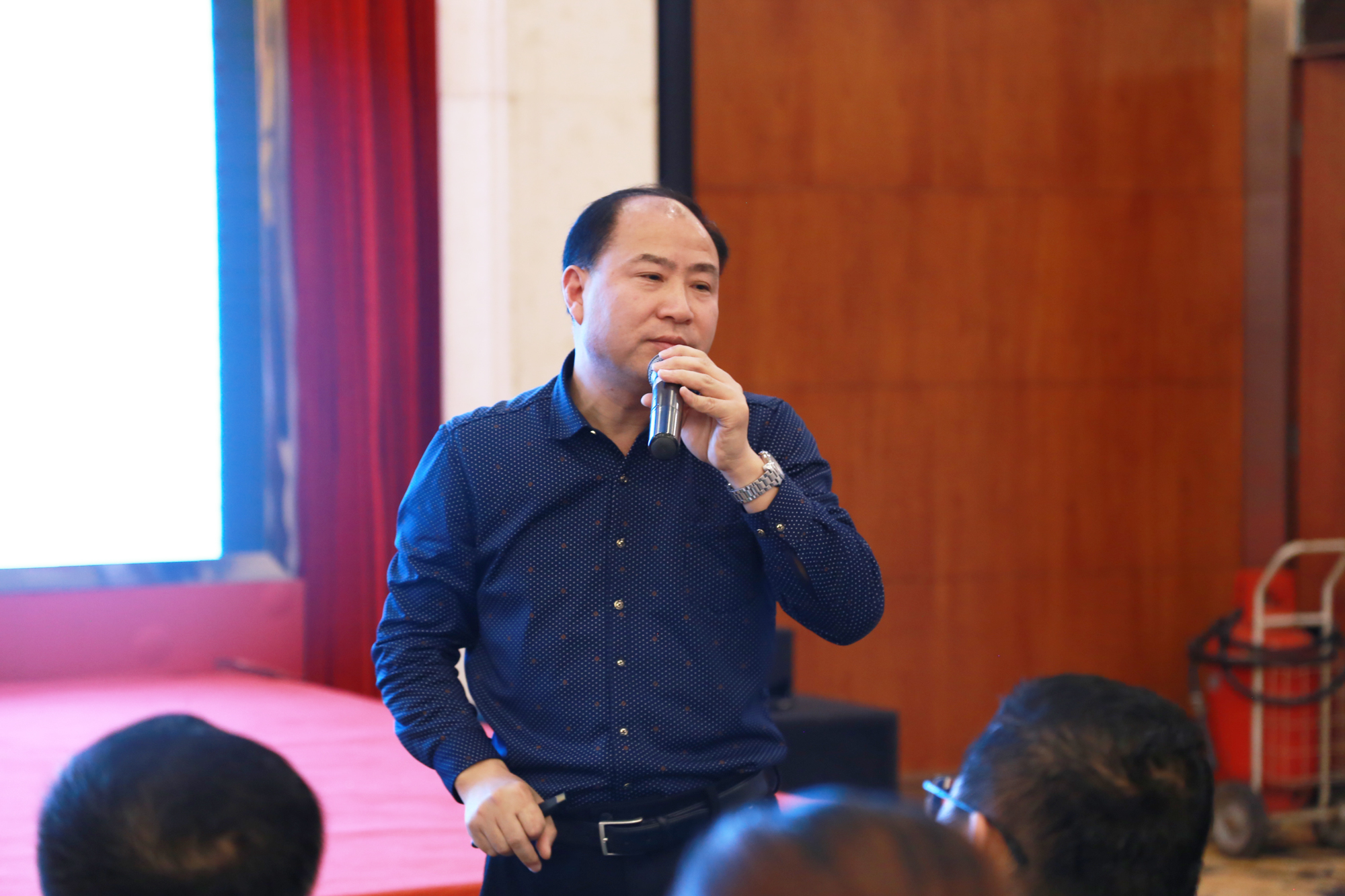 范永杰老師的教學(xué)理念：教天地之理，學(xué)人和之道。范老師從名師工作室的定位，建設(shè)，組織結(jié)構(gòu)等方面，做了精彩報(bào)告。