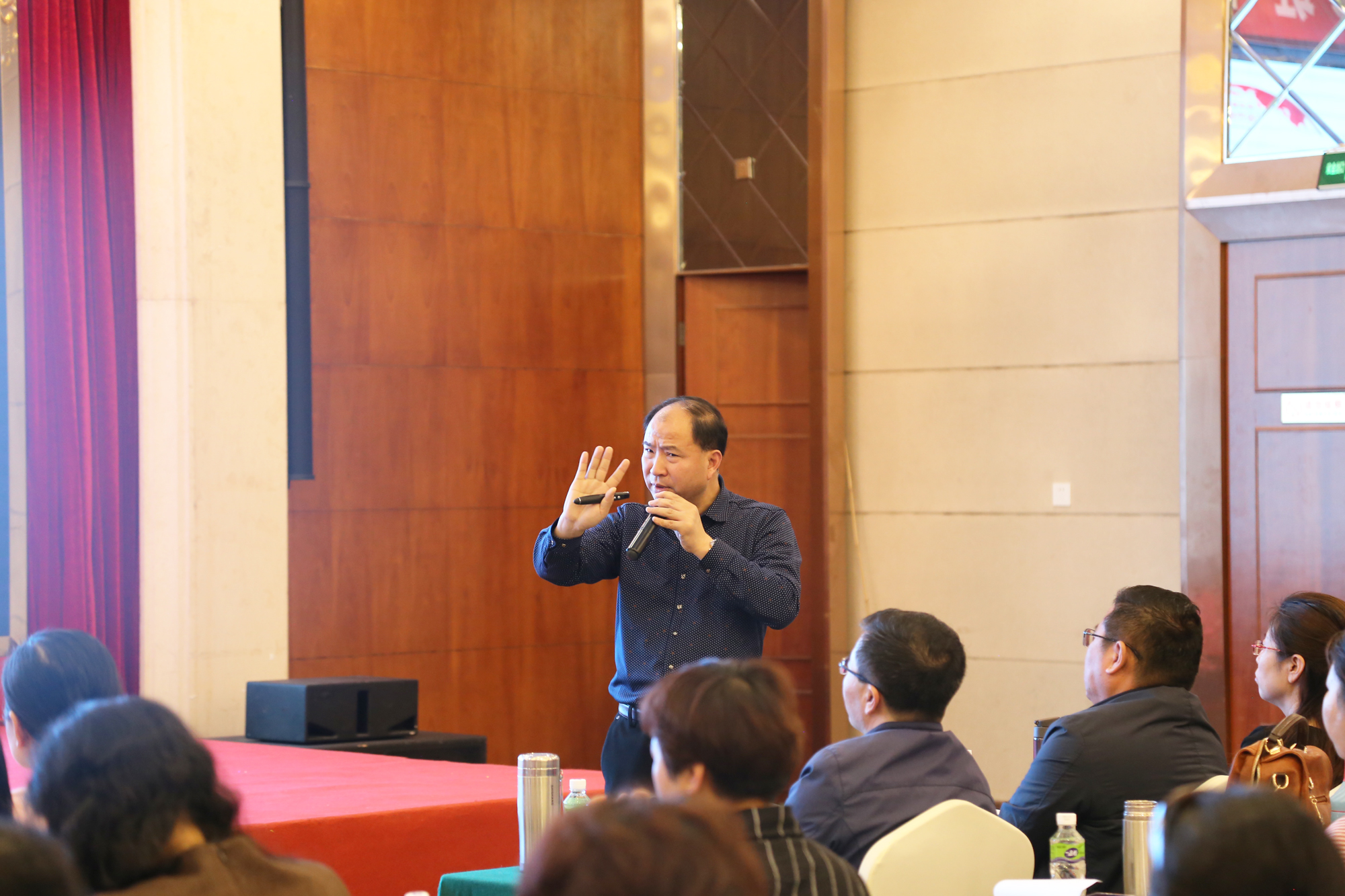 以“名師工作室建設(shè)常見(jiàn)的不足”為話題展開(kāi)了闡述，對(duì)“名師工作室建設(shè)的創(chuàng)新意識(shí)”進(jìn)行了分析，以“學(xué)天地之理，習(xí)人和之道”闡釋地理的奧妙。