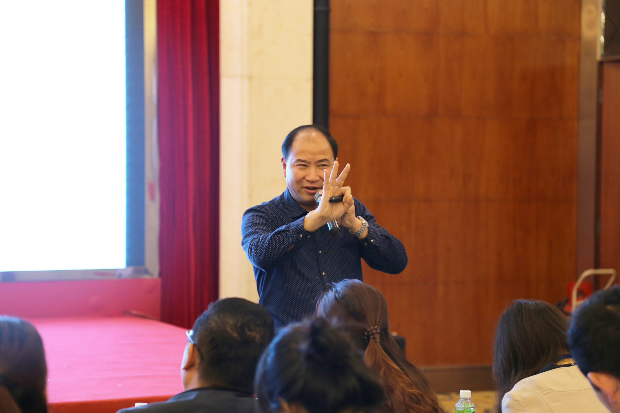 第二位講授人是特級(jí)教師四川地理工作室的范永杰校長(zhǎng)，他以幽默詼諧的語(yǔ)言給我們講授了名師工作室建設(shè)的創(chuàng)新在哪里。他要求工作室的定位要高，要有自己的藝術(shù)主張、學(xué)術(shù)見(jiàn)解以及學(xué)術(shù)構(gòu)建，這樣工作室才有自己的靈魂，才能體現(xiàn)教育的特色，凸顯高度。